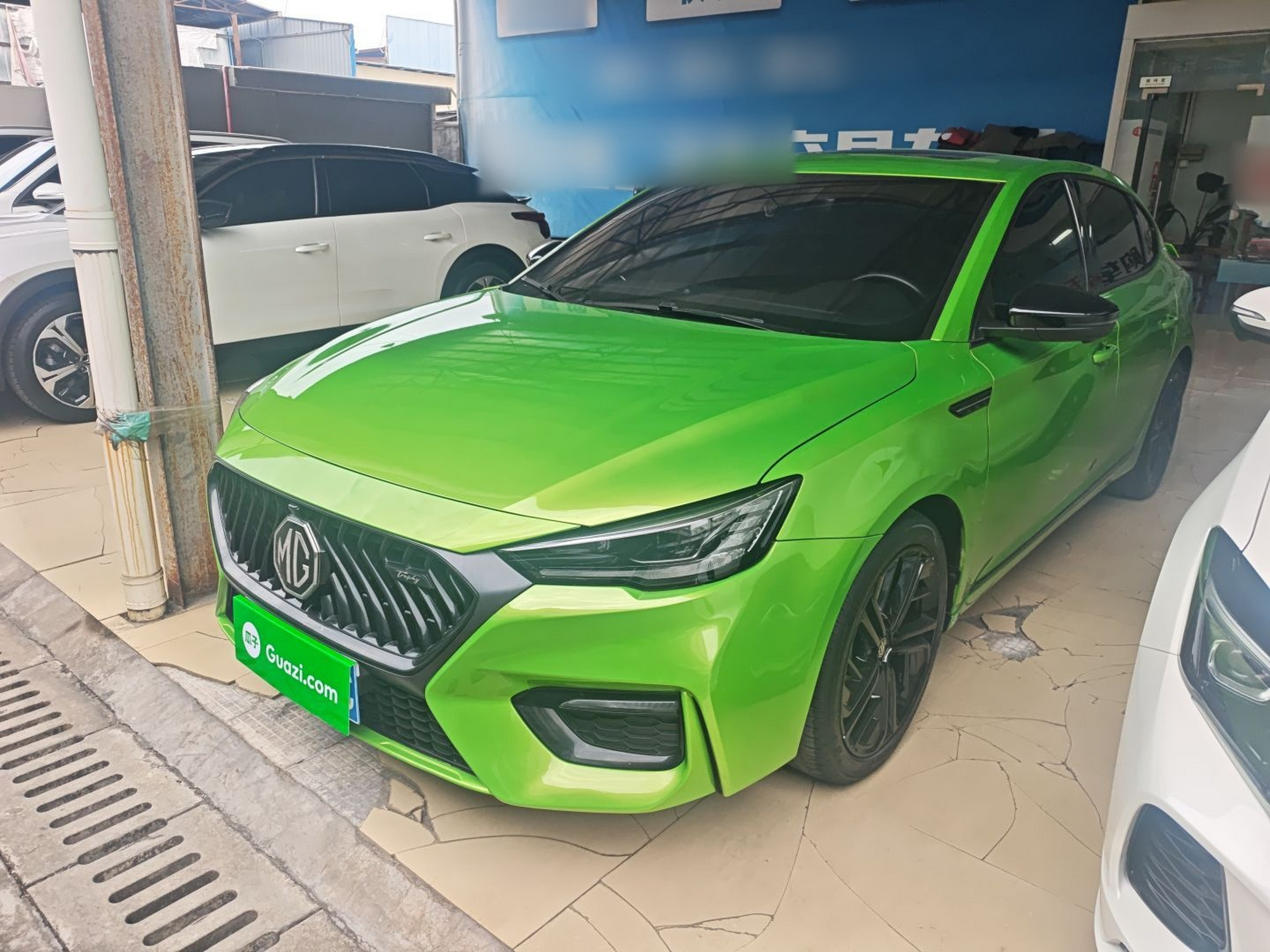 تحت مقدمة السيارة