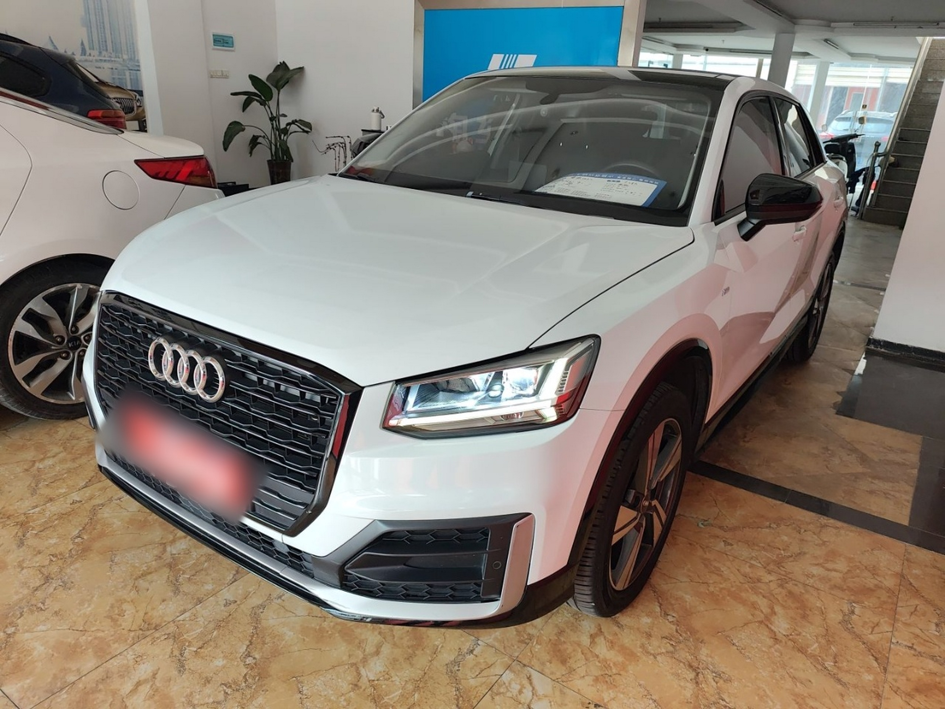 تحت مقدمة السيارة