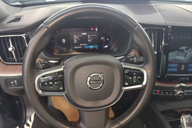 Used Volvo XC60 2022 B5 4x4 Smart Luxury Edition
