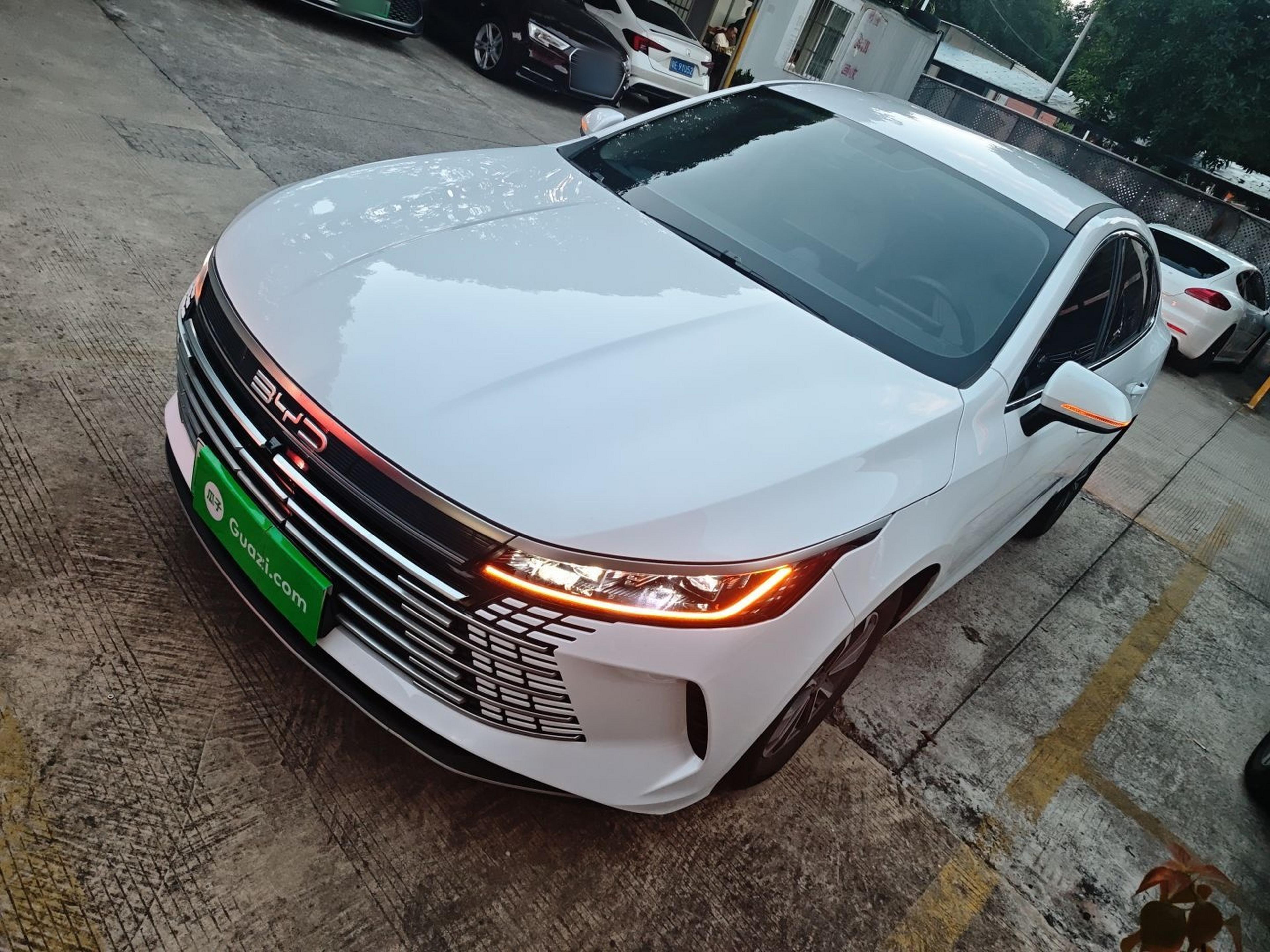 Под передней частью автомобиля