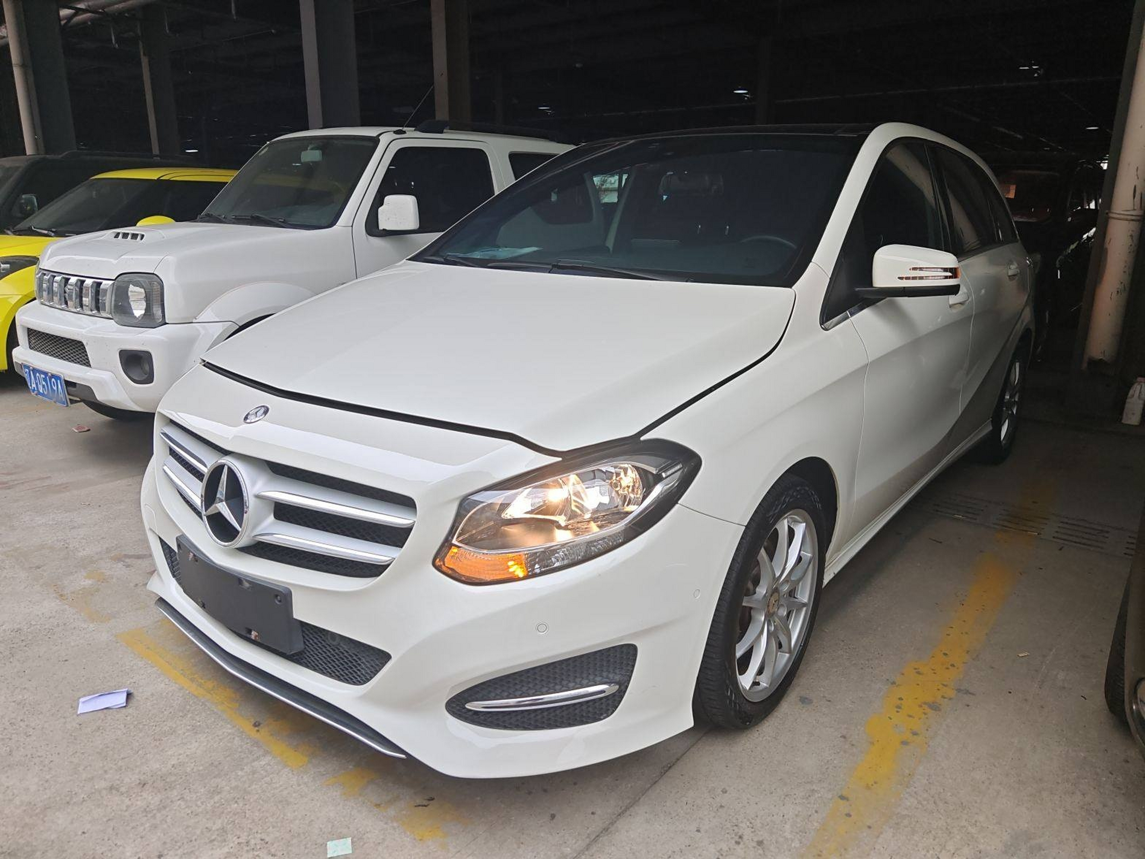 تحت مقدمة السيارة