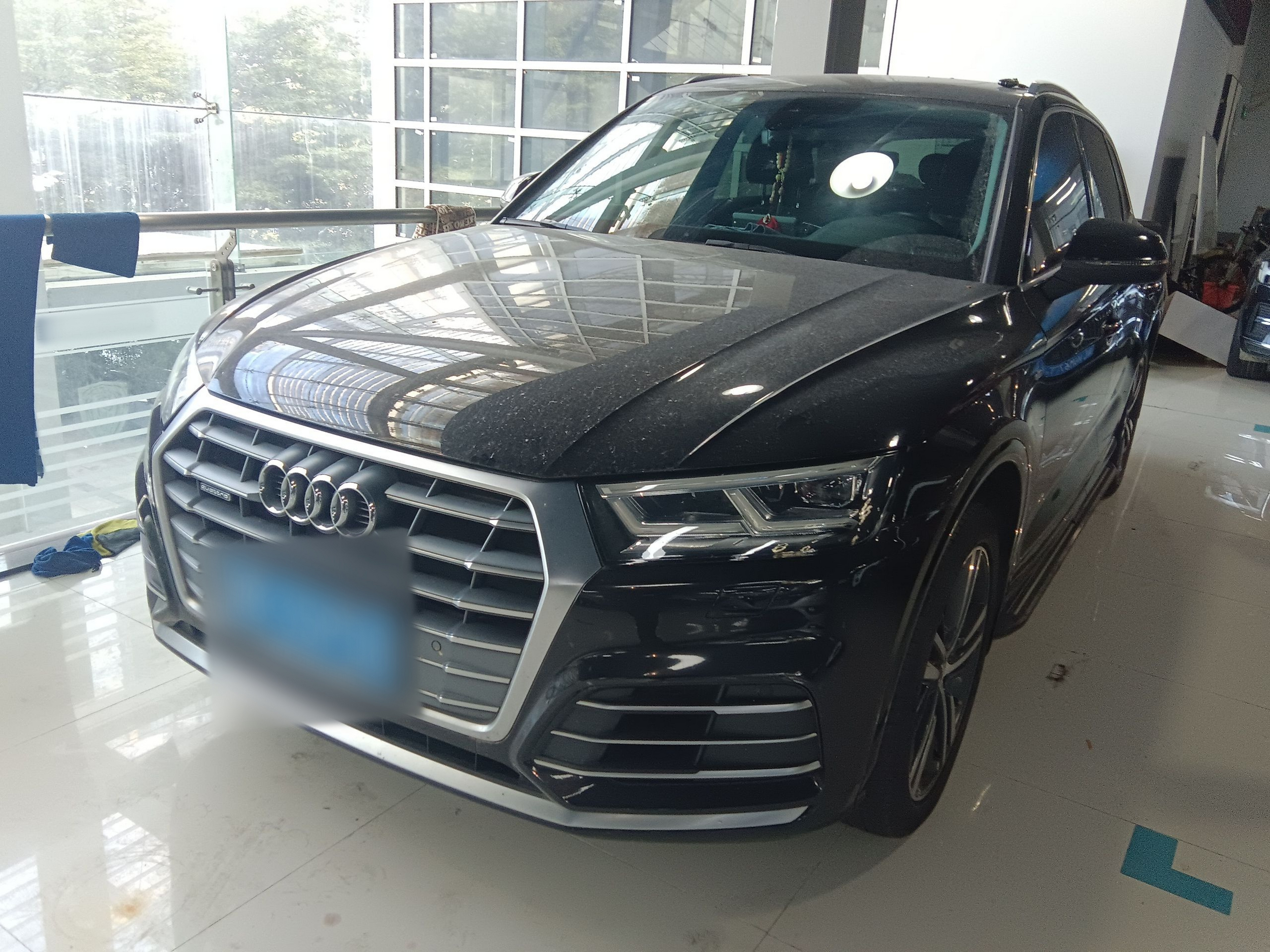 Под передней частью автомобиля