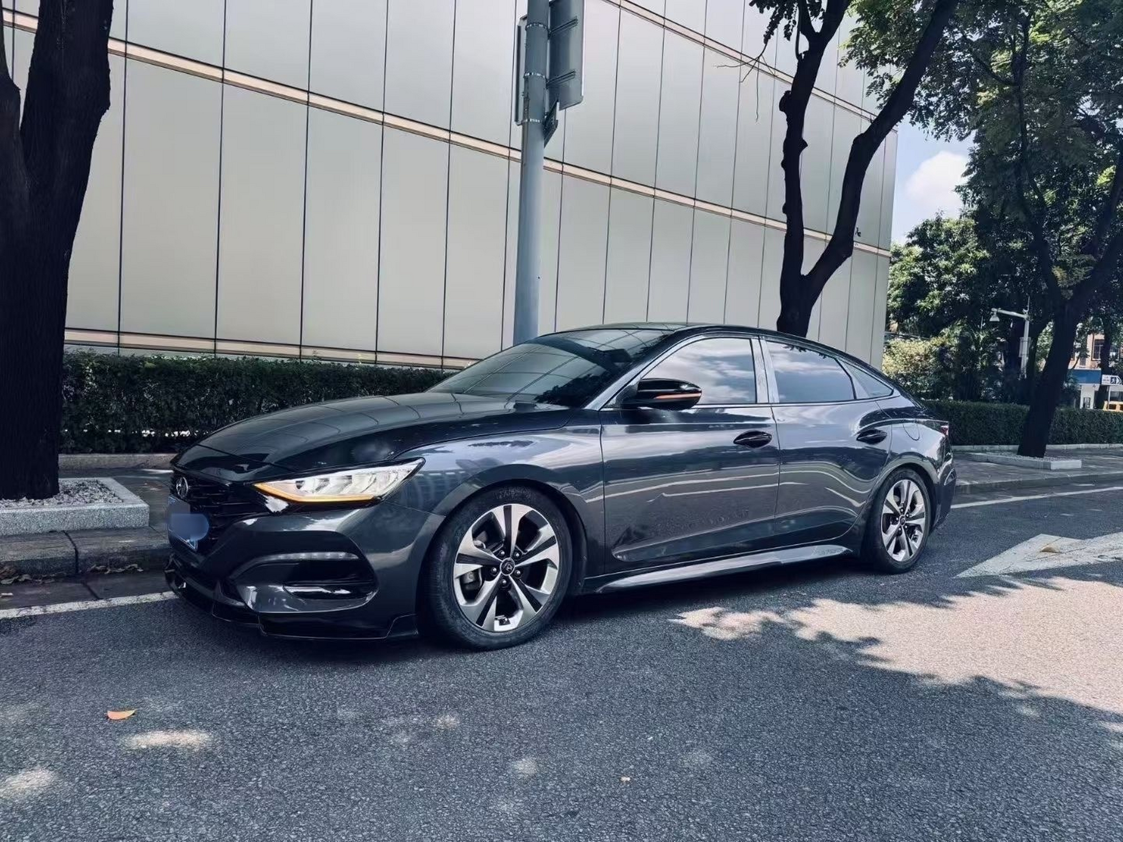 Под передней частью автомобиля