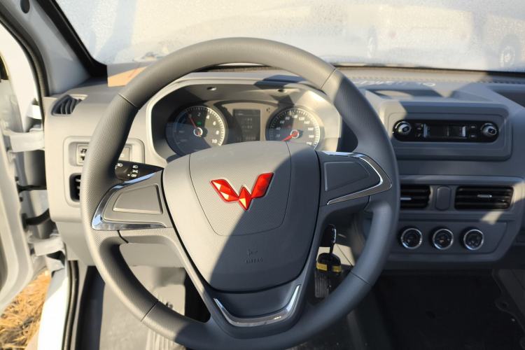 Used Wuling Yangguang 2024 300KM Comfort Version Passenger Van 75kW
