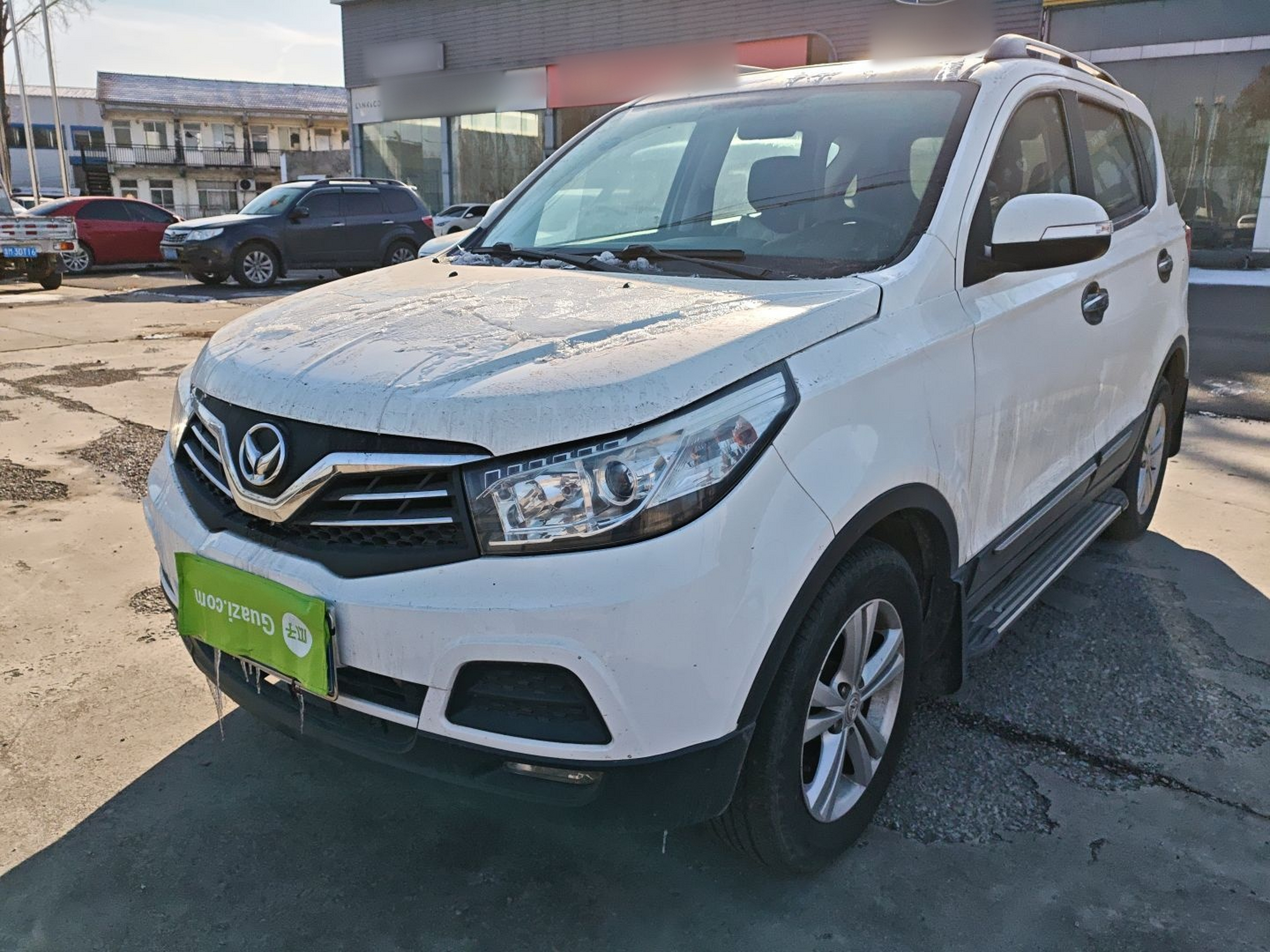 تحت مقدمة السيارة