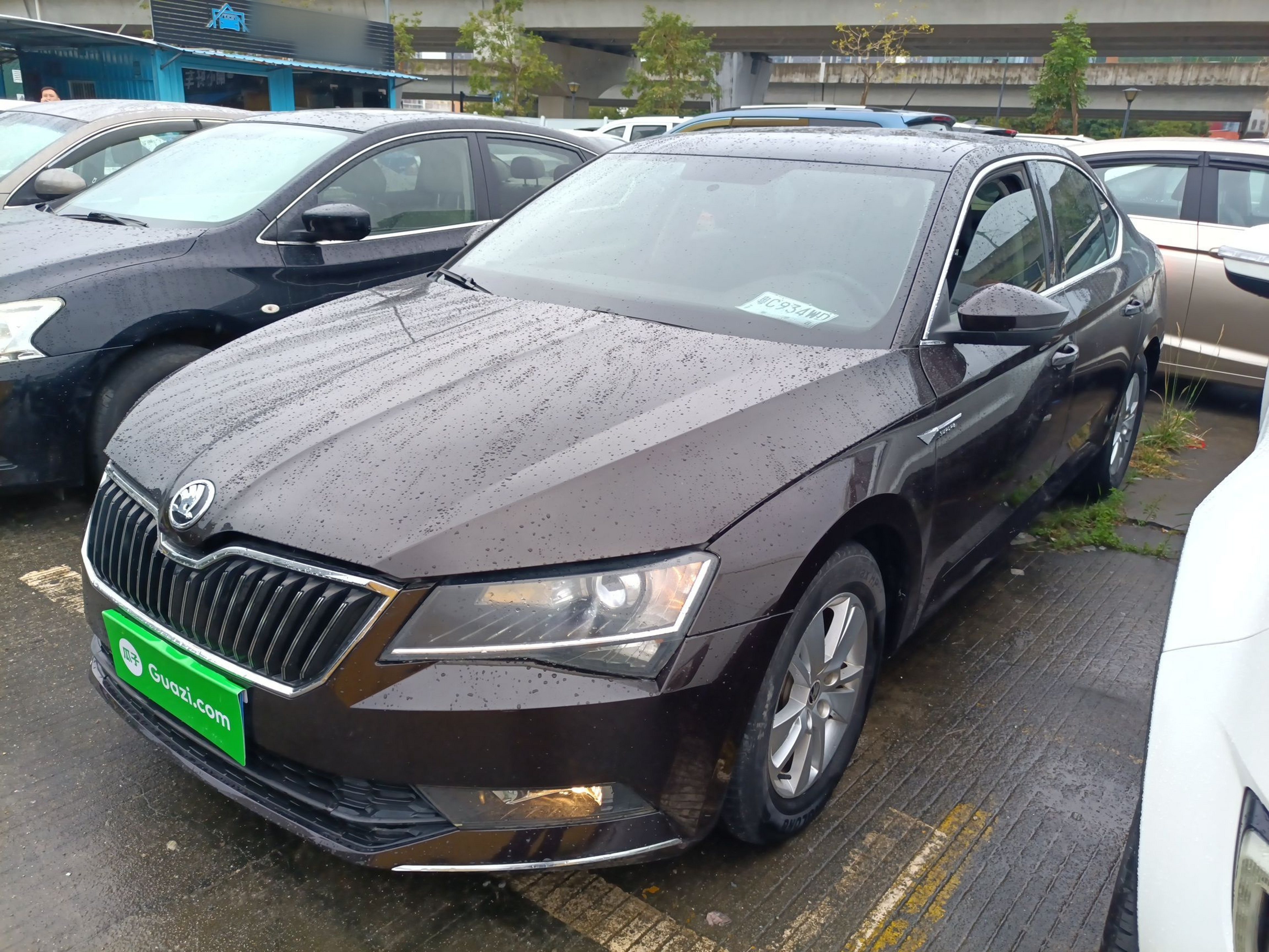 Под передней частью автомобиля