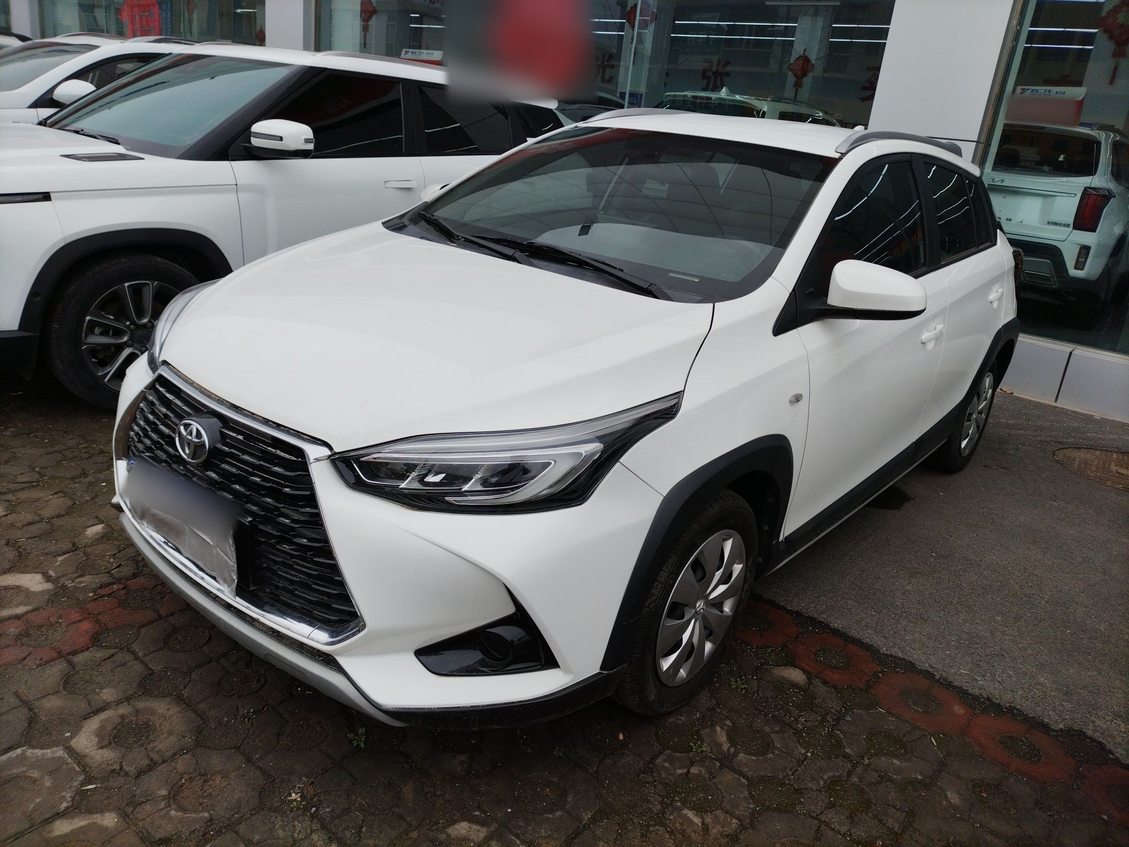 تحت مقدمة السيارة