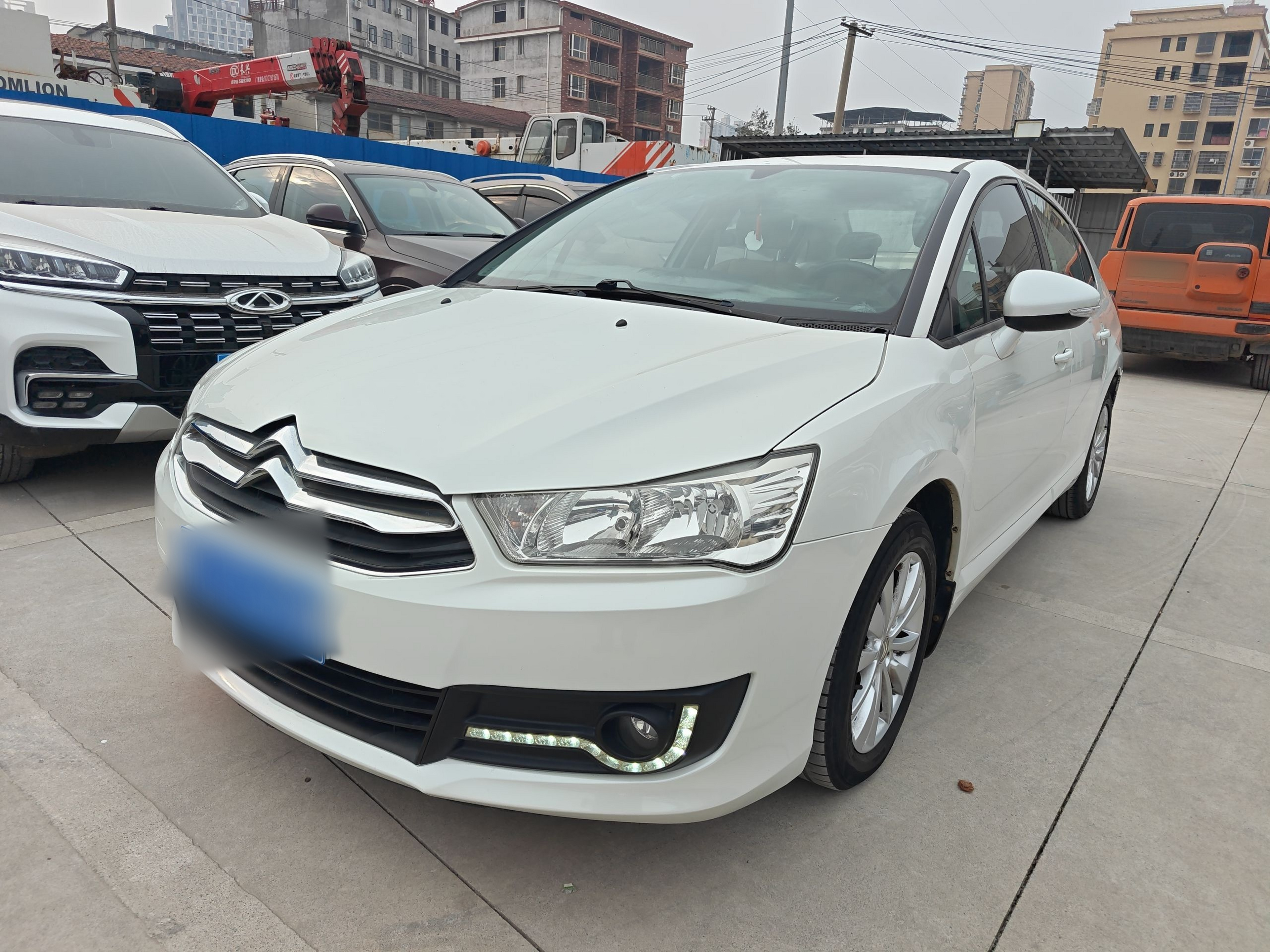 تحت مقدمة السيارة