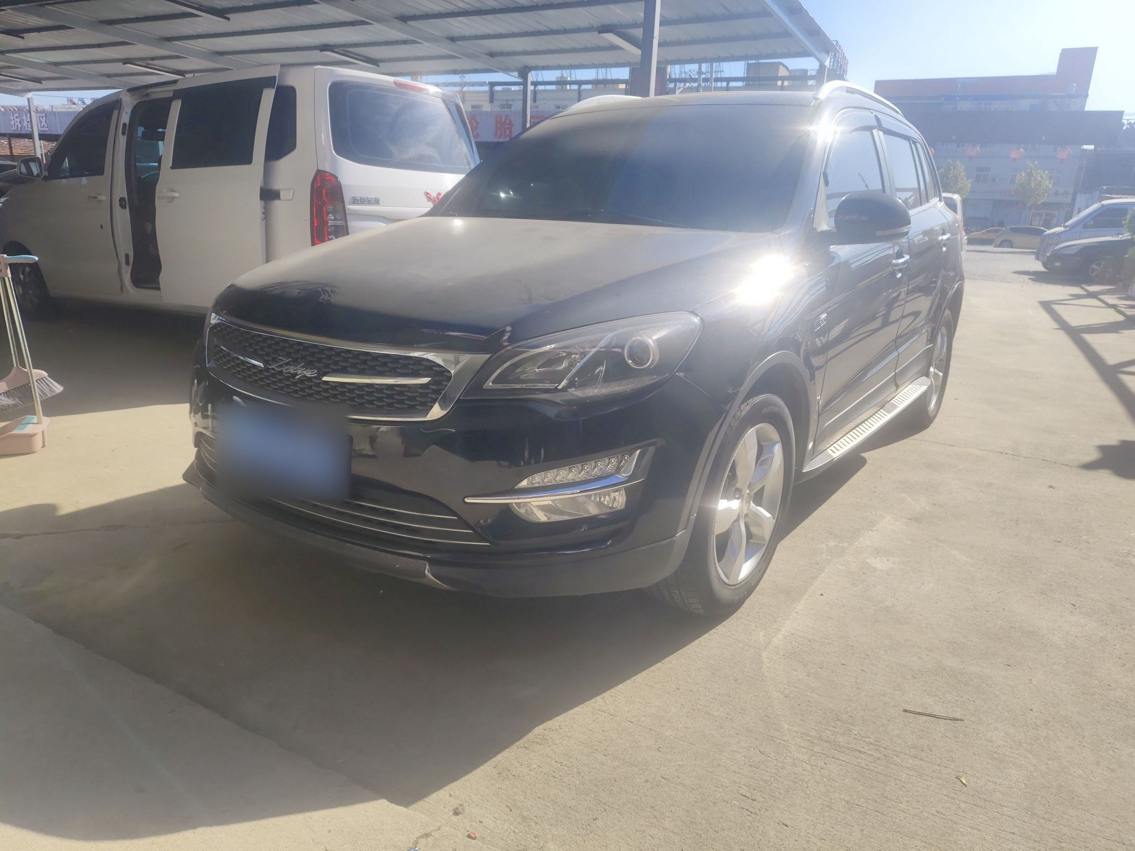 Под передней частью автомобиля