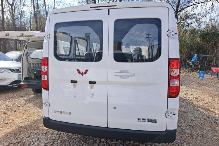 Used Wuling Yangguang 2024 300KM Comfort Version Passenger Van 75kW