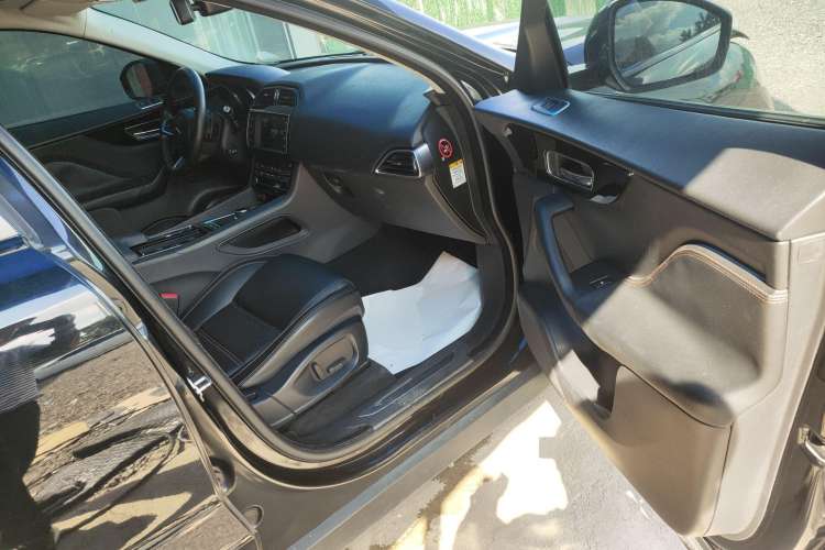 Used Jaguar F-PACE 2018 2.0T Two-Wheel Drive Urban Deluxe Edition
