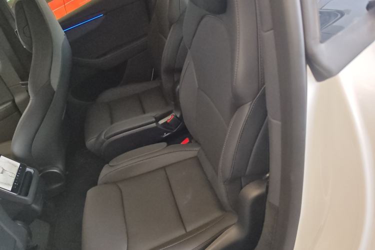 Used Tesla Model Y L 2025 Long-Range All-Wheel-Drive Version
