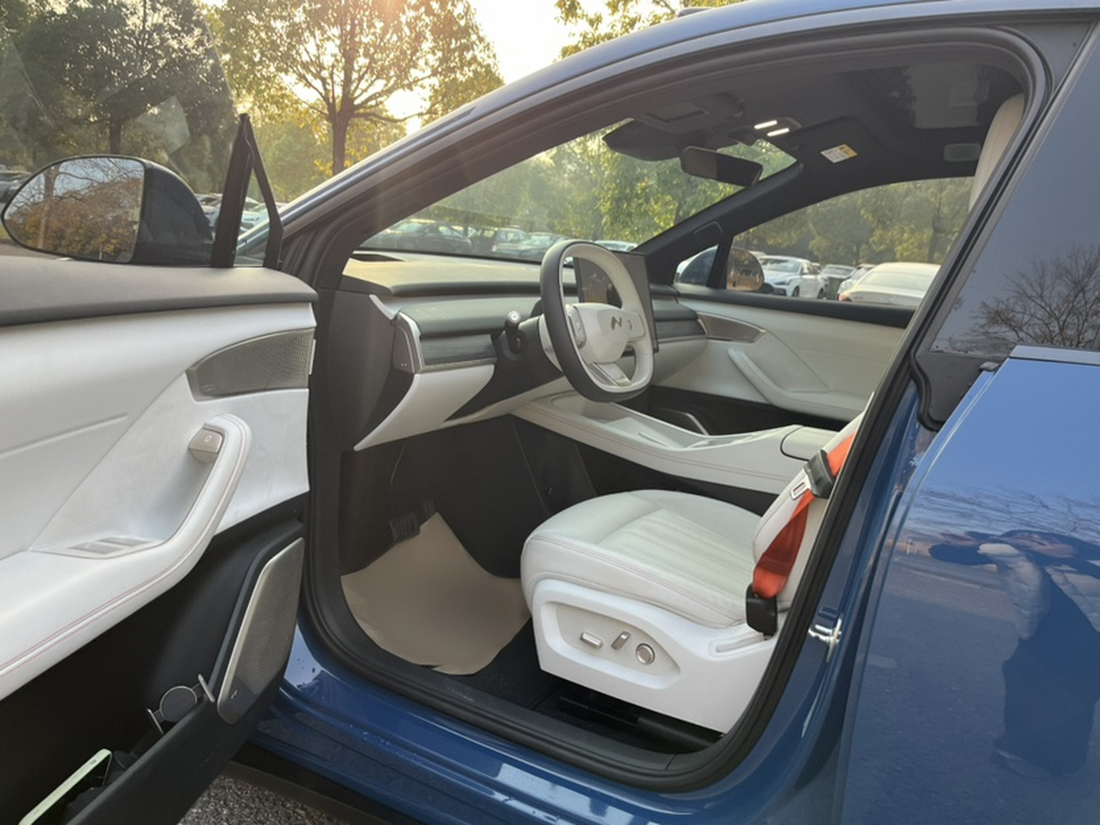 المقاعد الأمامية داخل السيارة