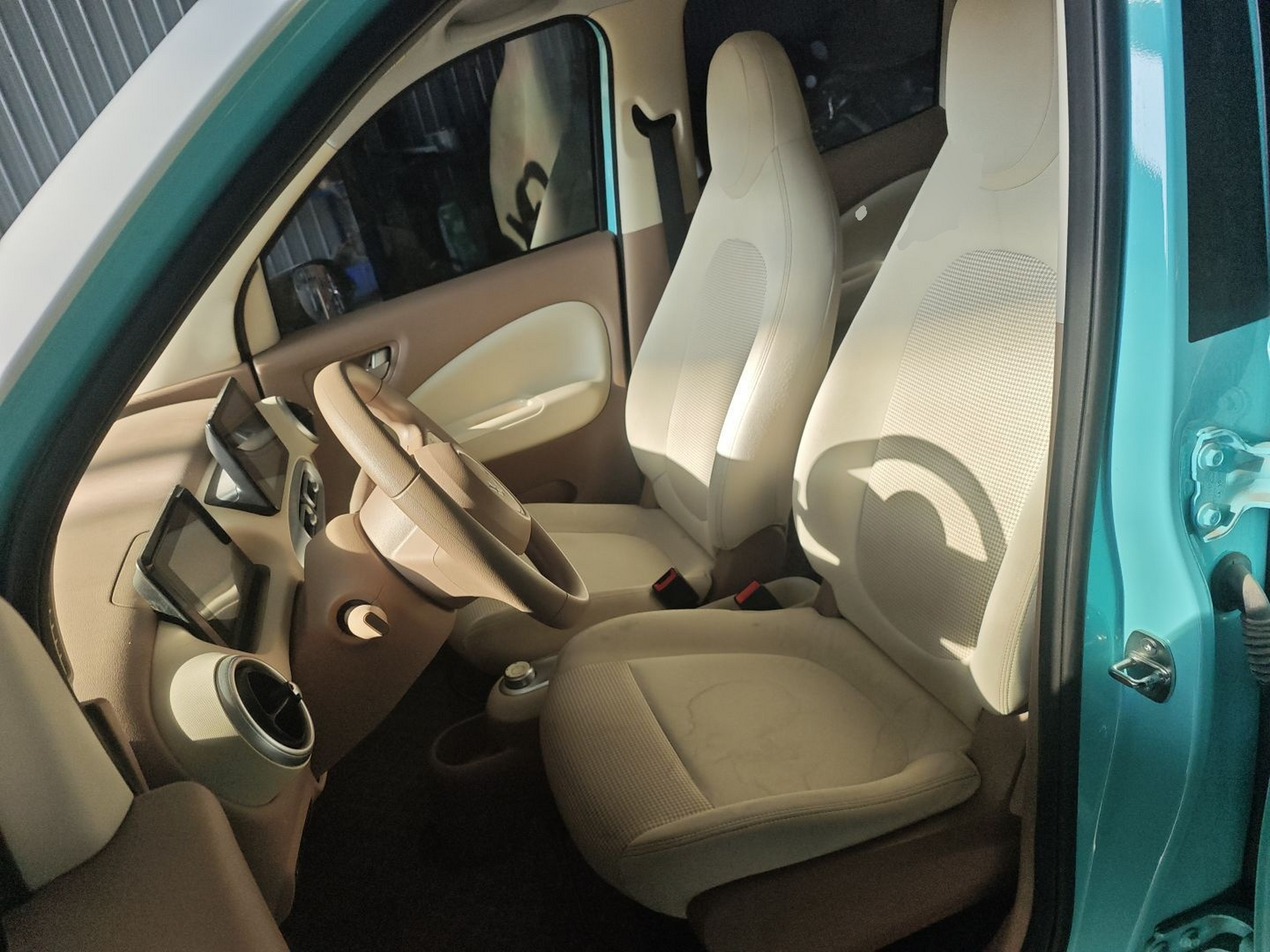 المقاعد الأمامية داخل السيارة