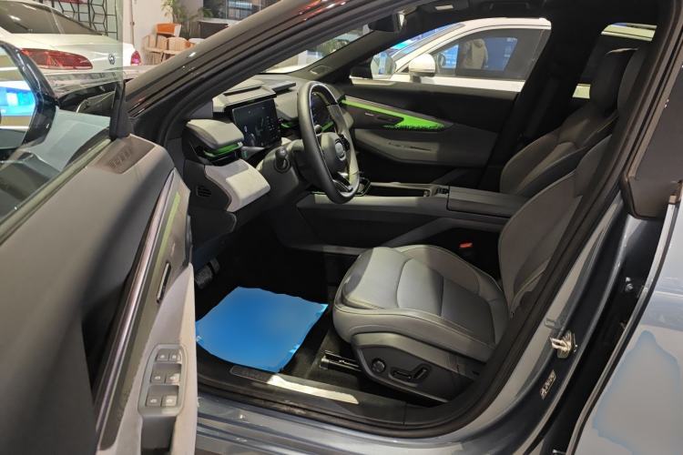 Used Lynk & Co 08 EM-P 2025 220 km All-Wheel-Drive Performance Halo
