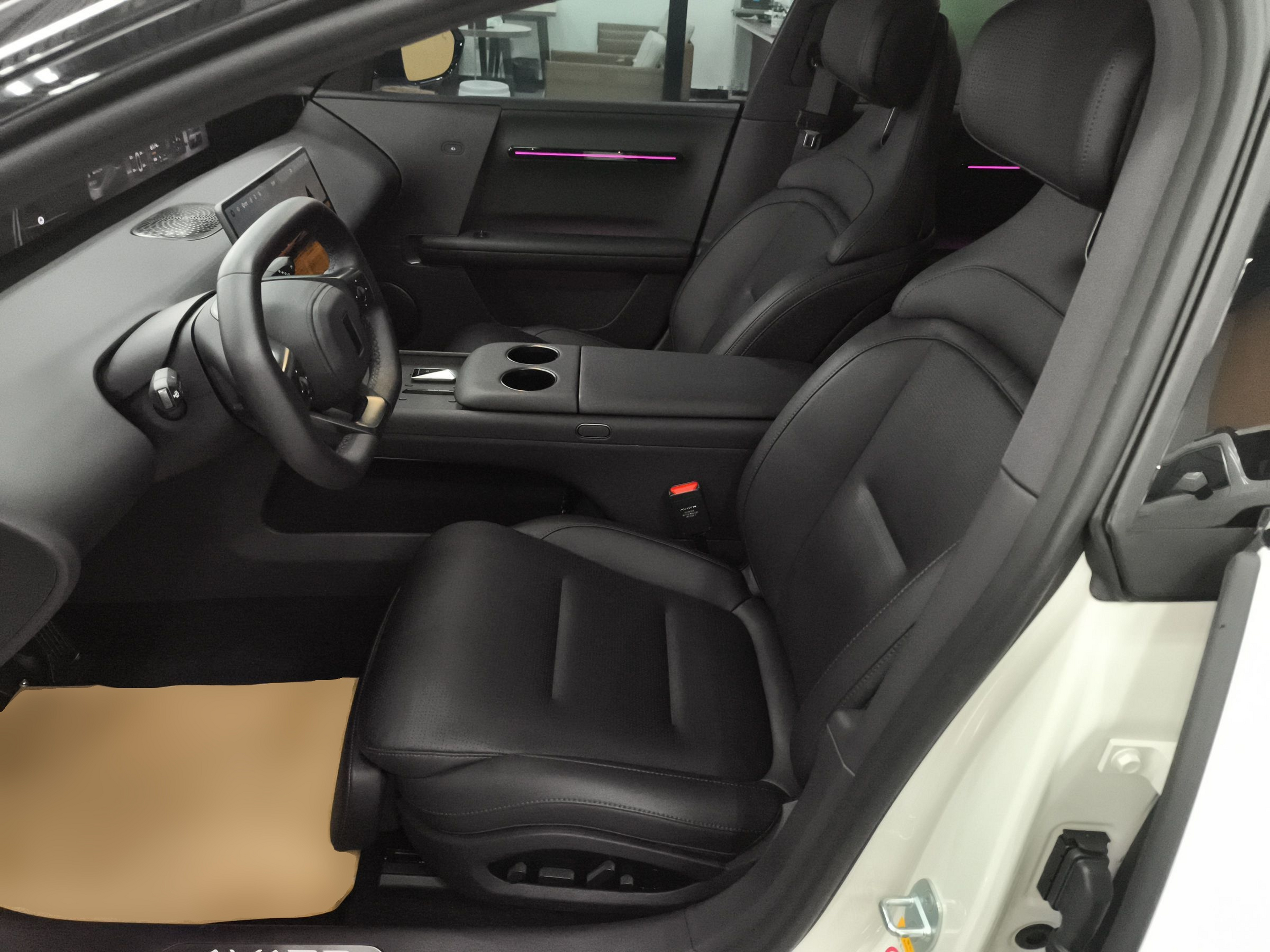 المقاعد الأمامية داخل السيارة