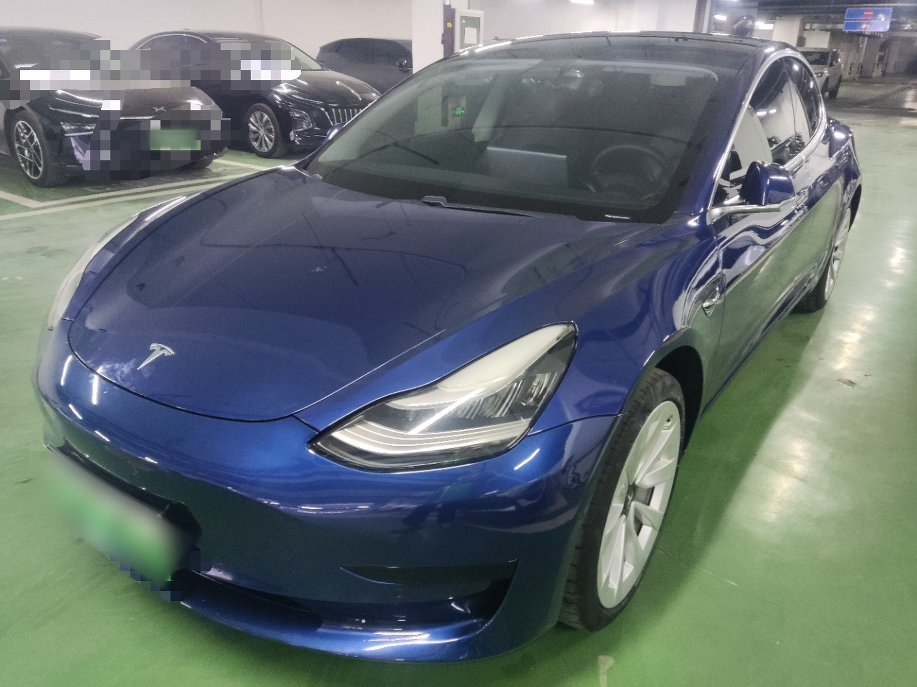 Под передней частью автомобиля