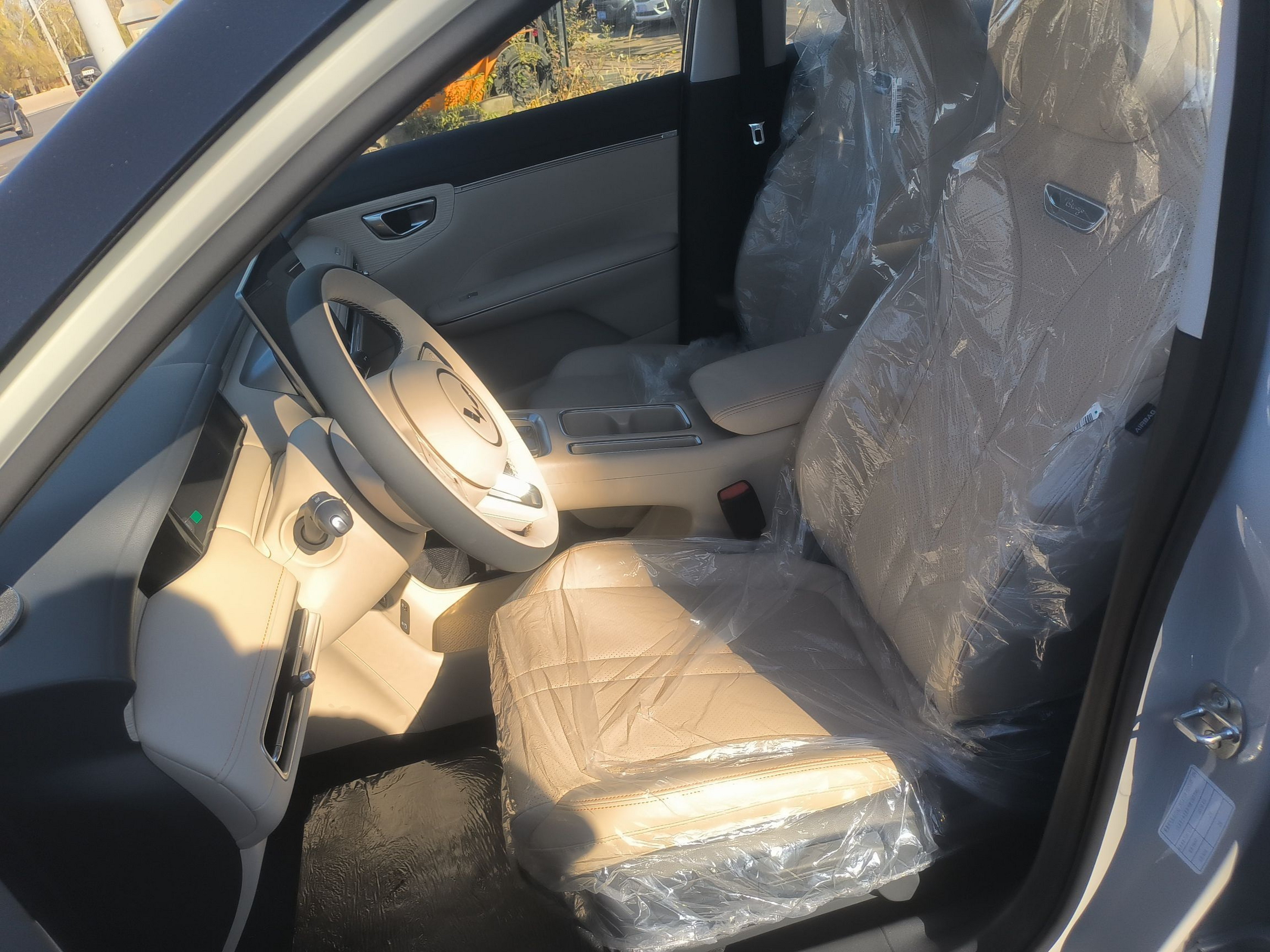 المقاعد الأمامية داخل السيارة