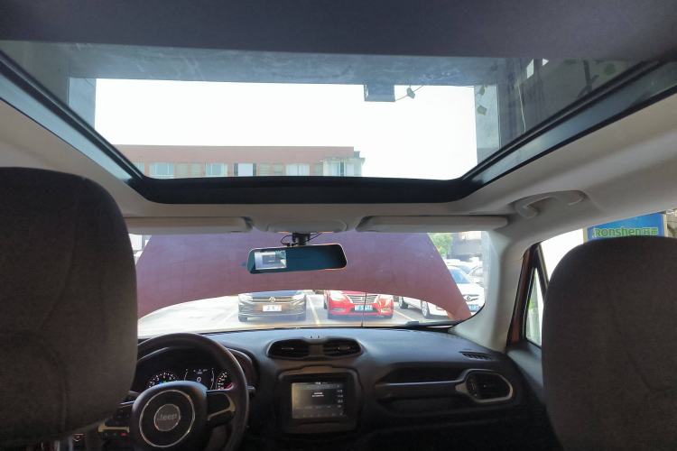 Used  Renegade 2018 Connected Large Screen Version 180T Automatic High-Energy Edition
