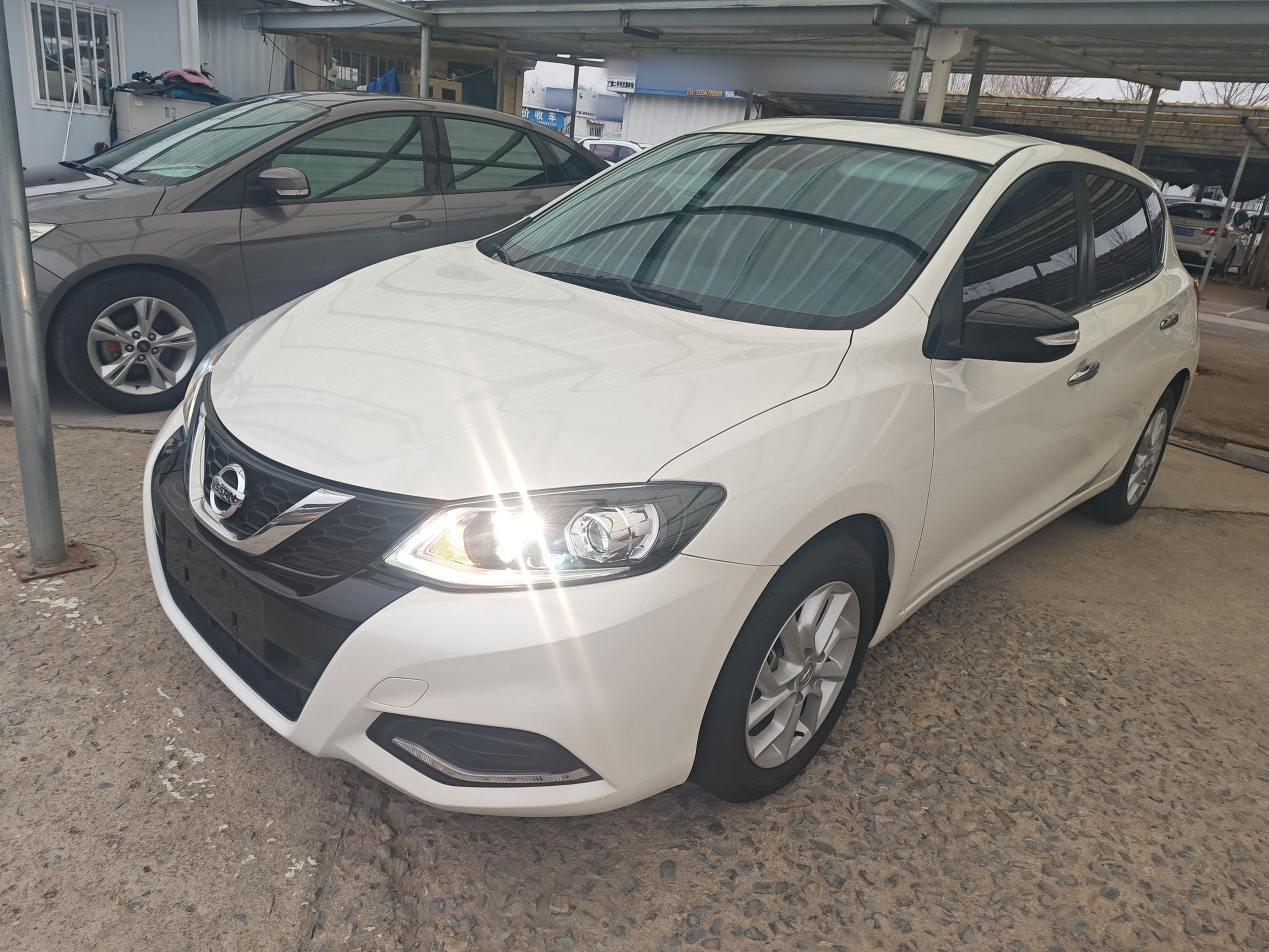 Под передней частью автомобиля