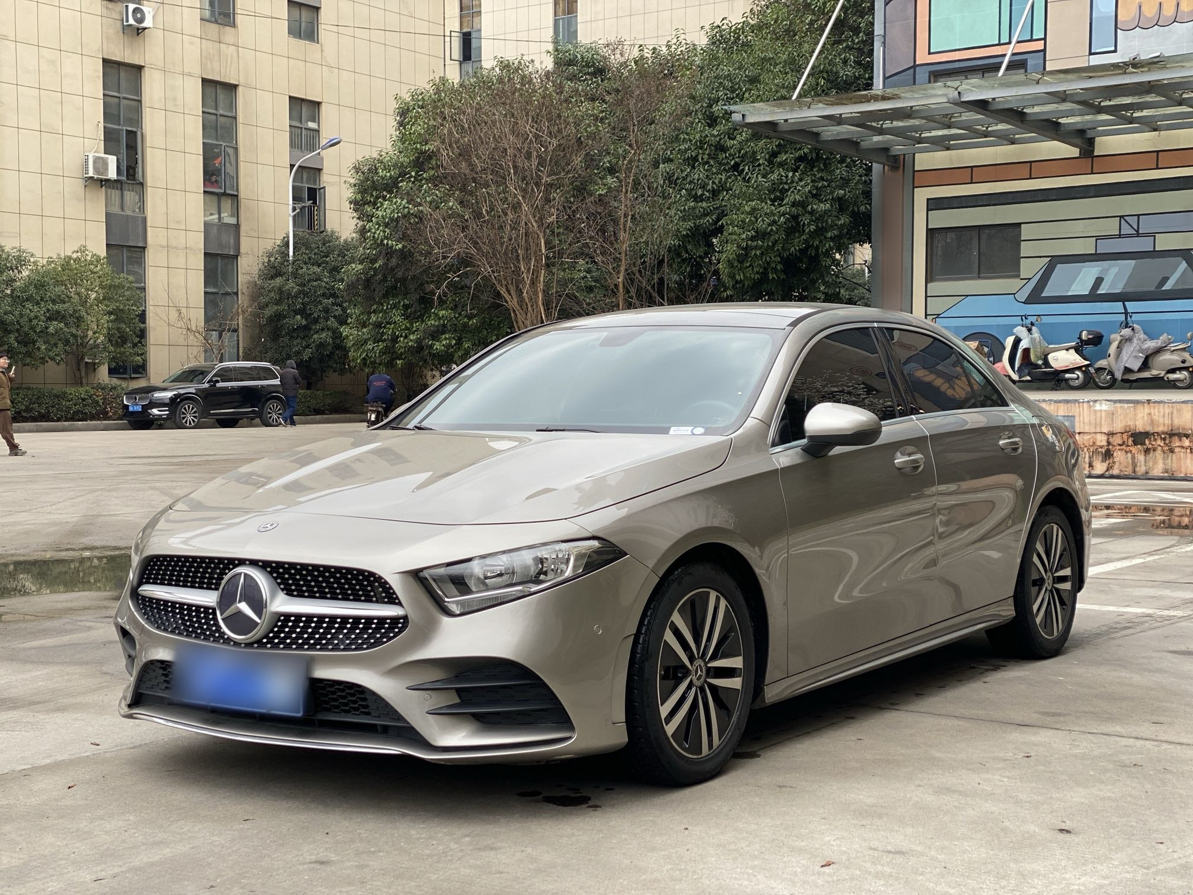 Под передней частью автомобиля