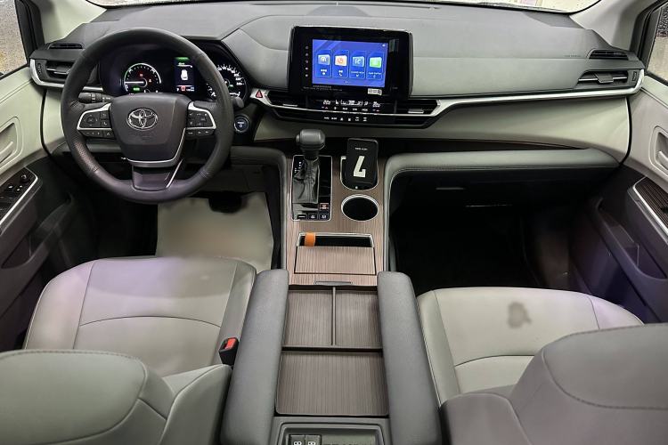 Used Toyota Granvia 2023 2.5L Hybrid Luxury Edition
