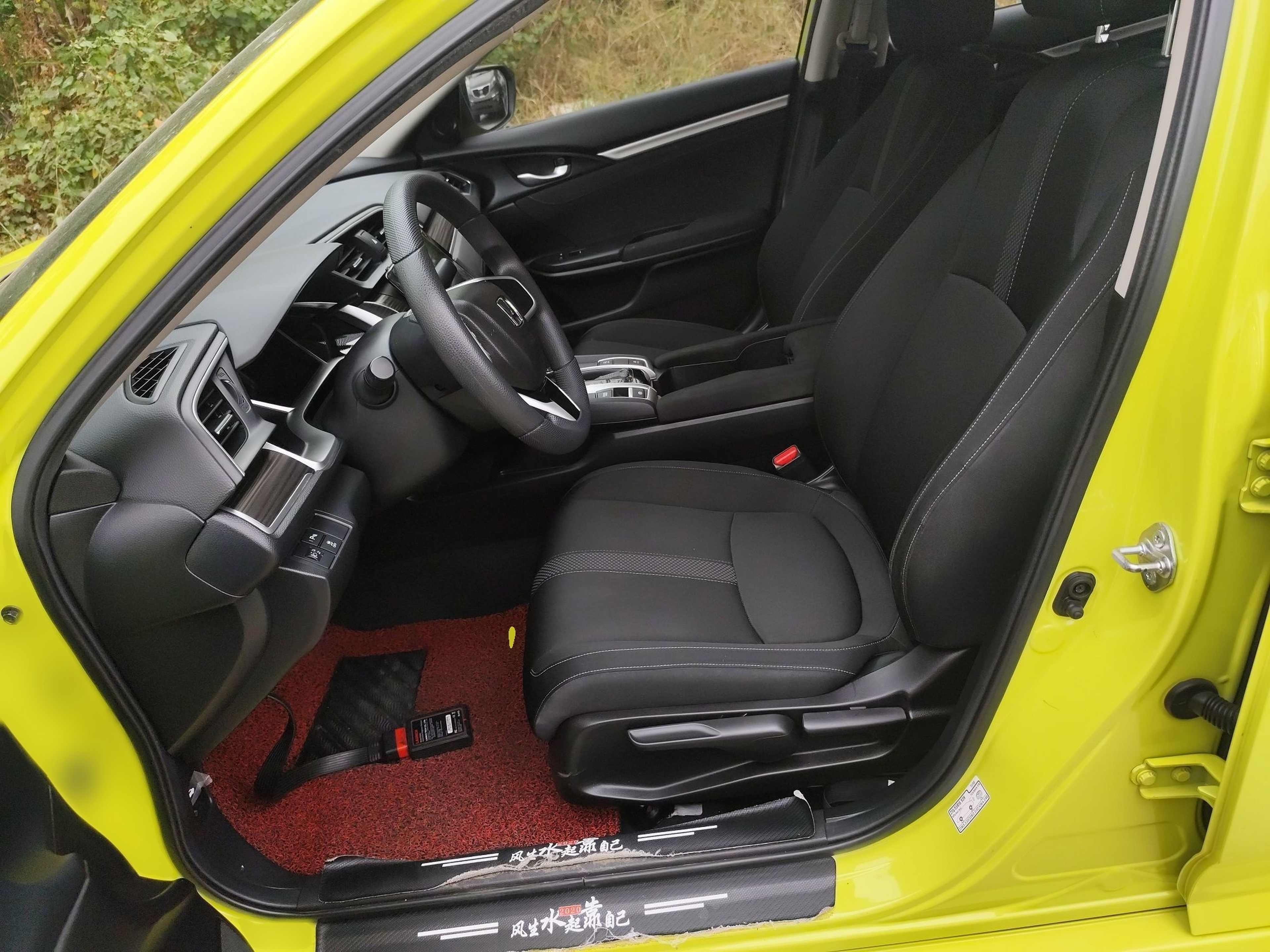 Переднее сиденье в автомобиле