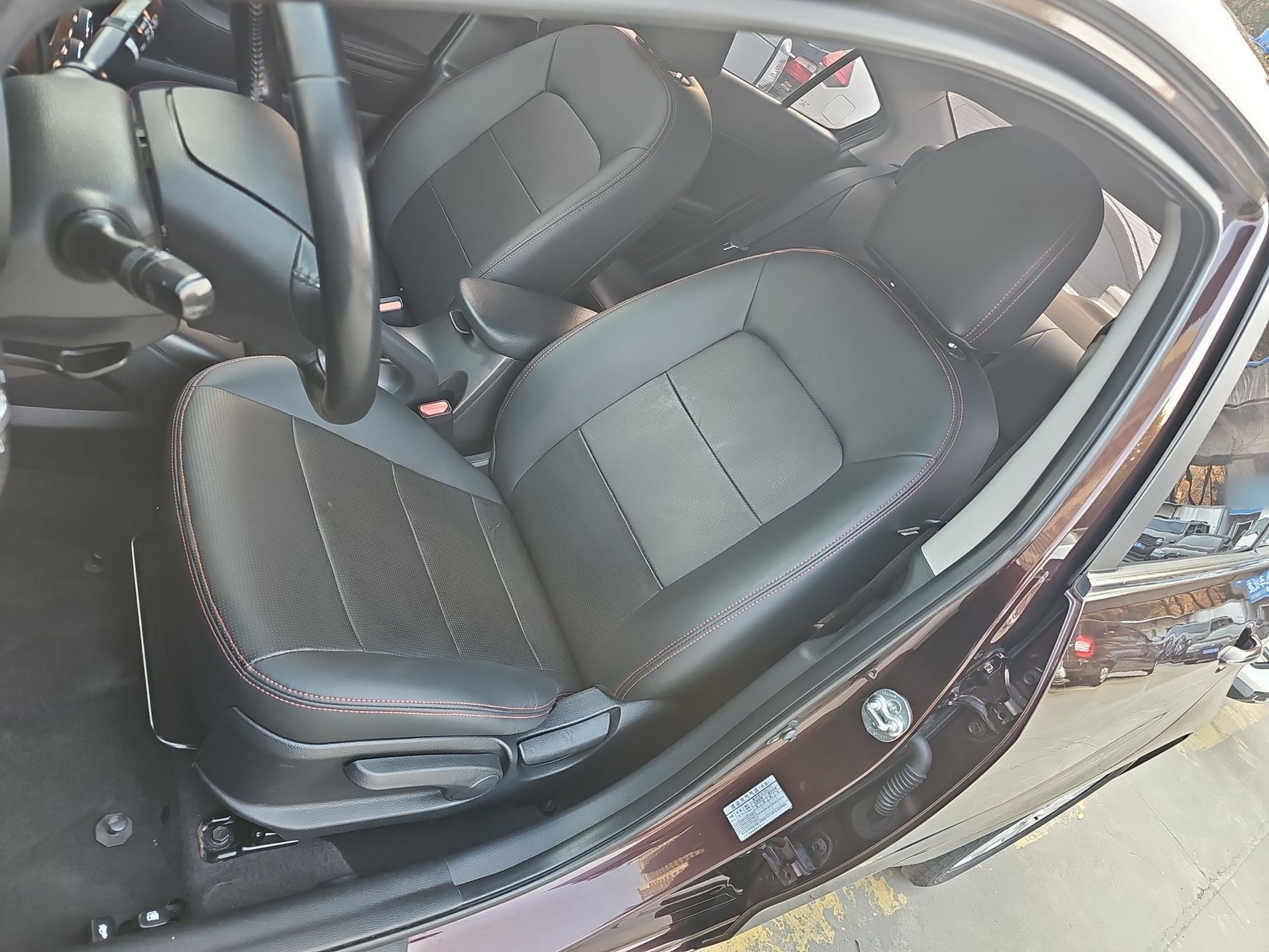 Переднее сиденье в автомобиле