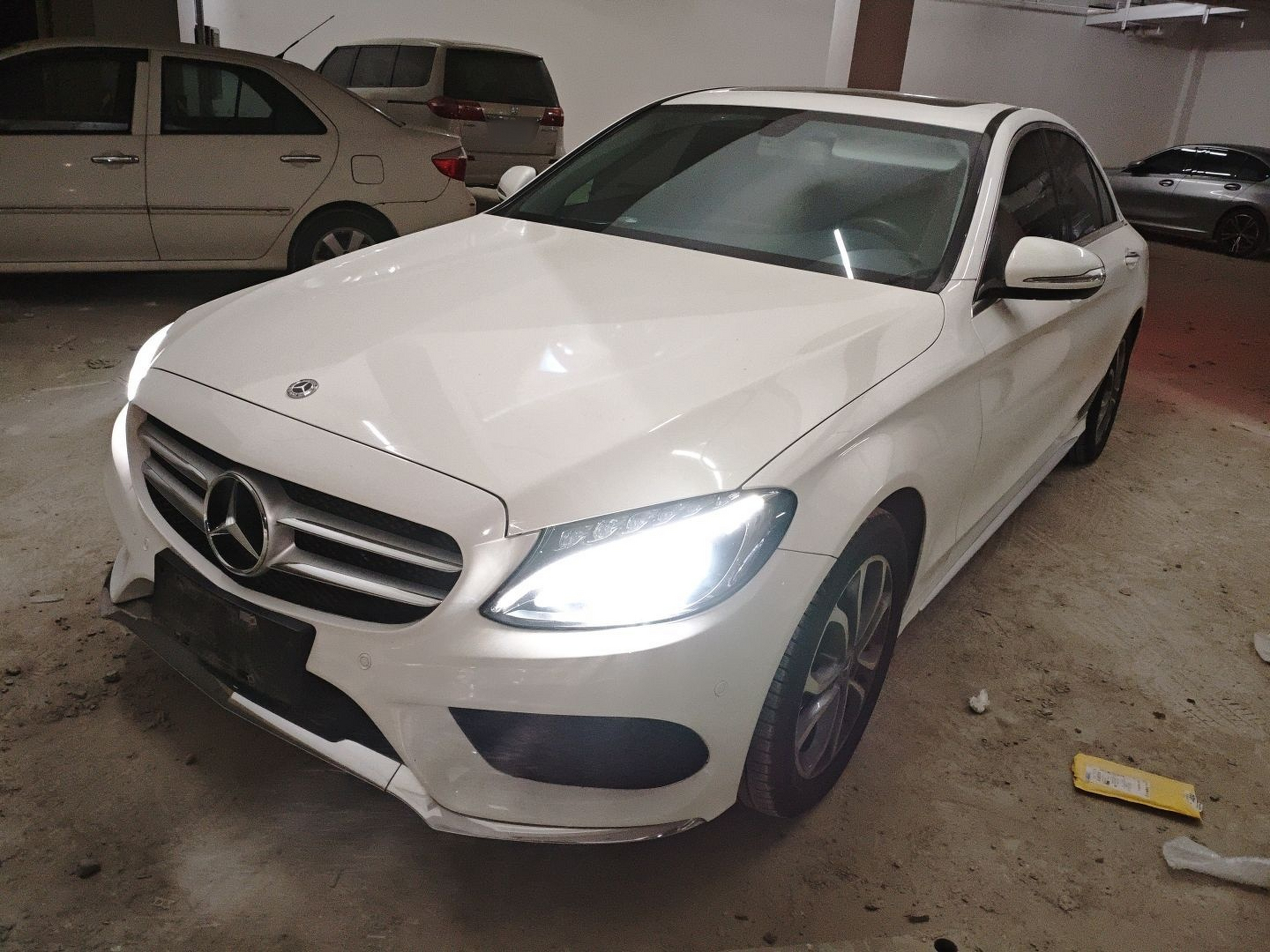 تحت مقدمة السيارة