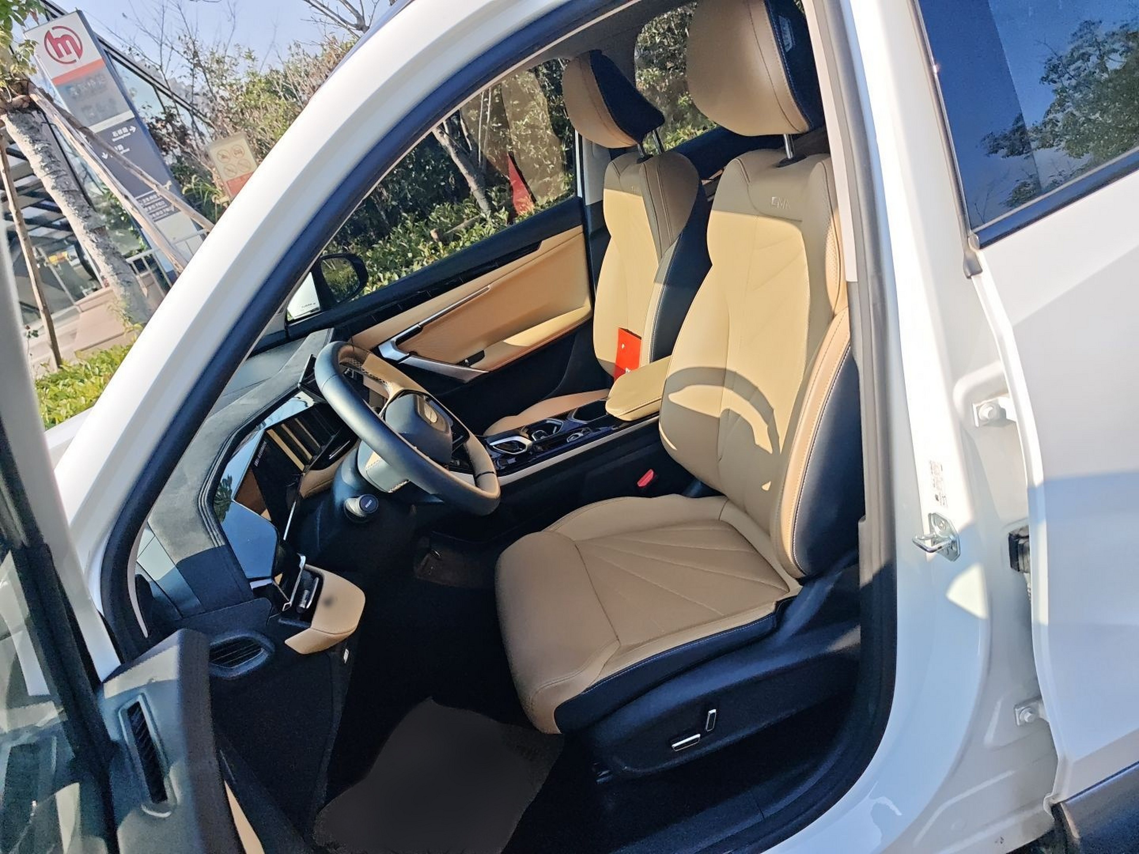 Переднее сиденье в автомобиле