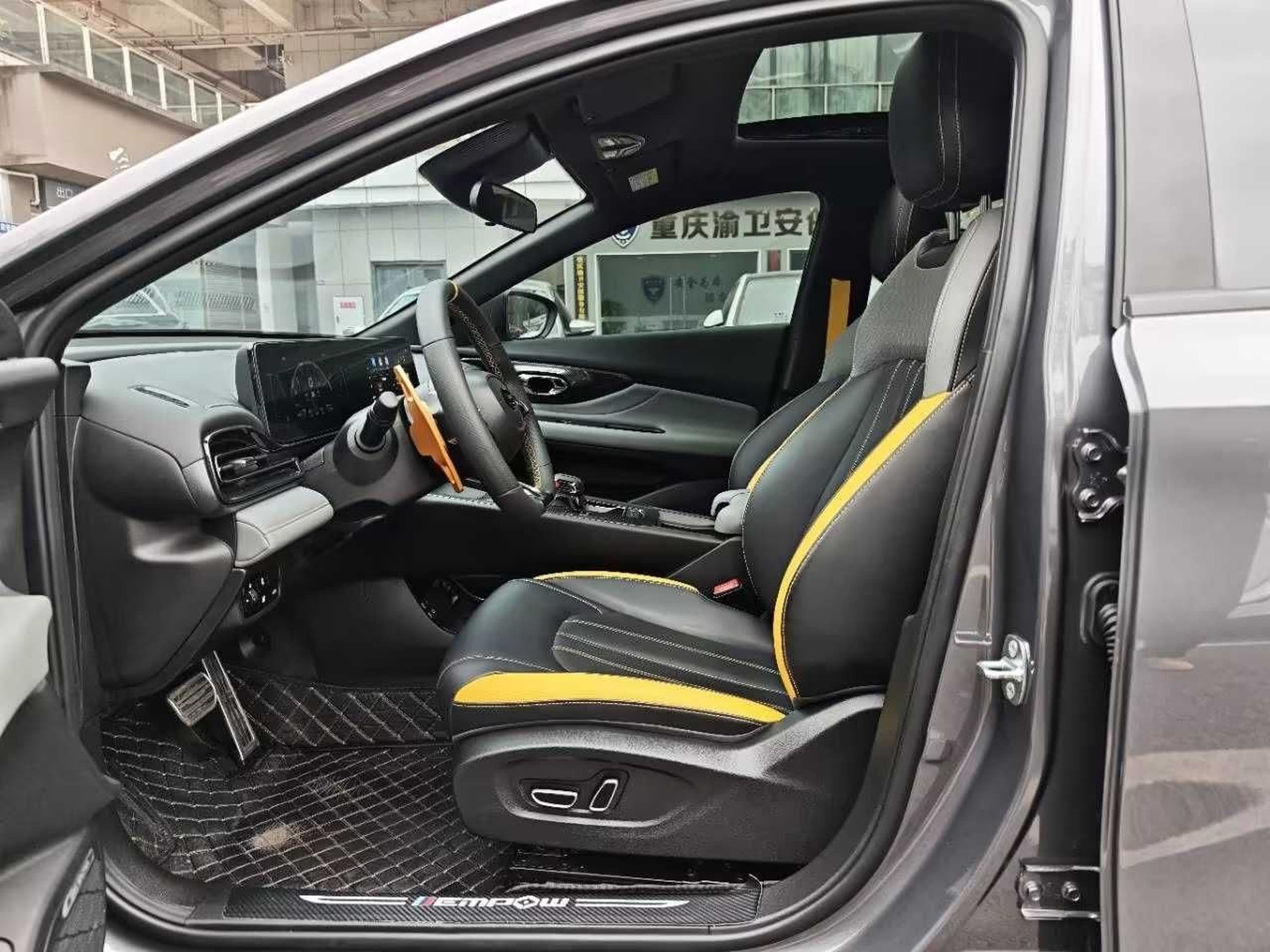 Переднее сиденье в автомобиле