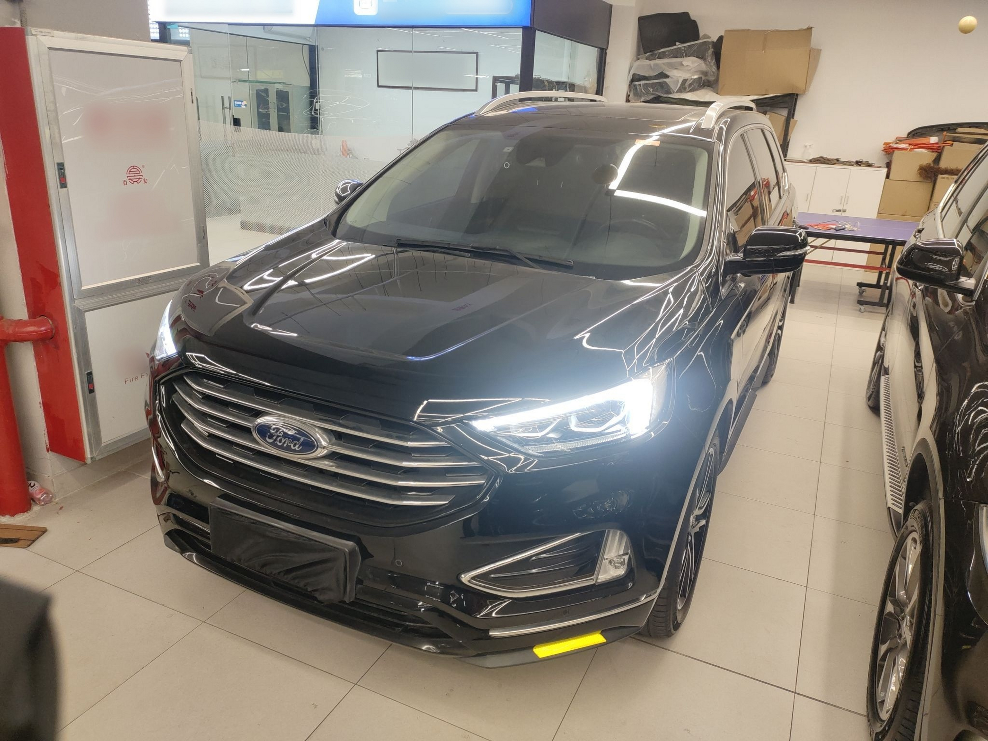 تحت مقدمة السيارة