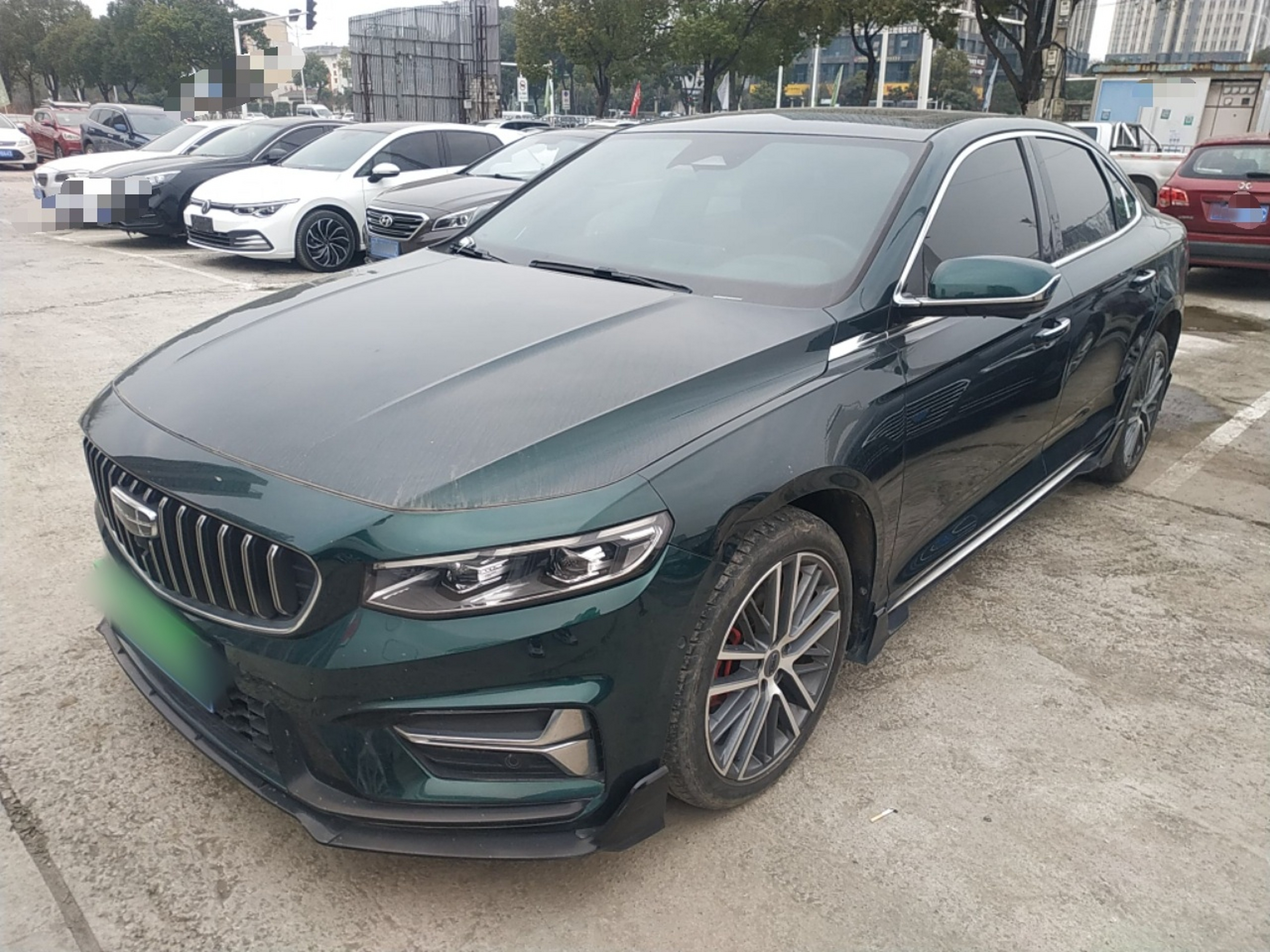 تحت مقدمة السيارة