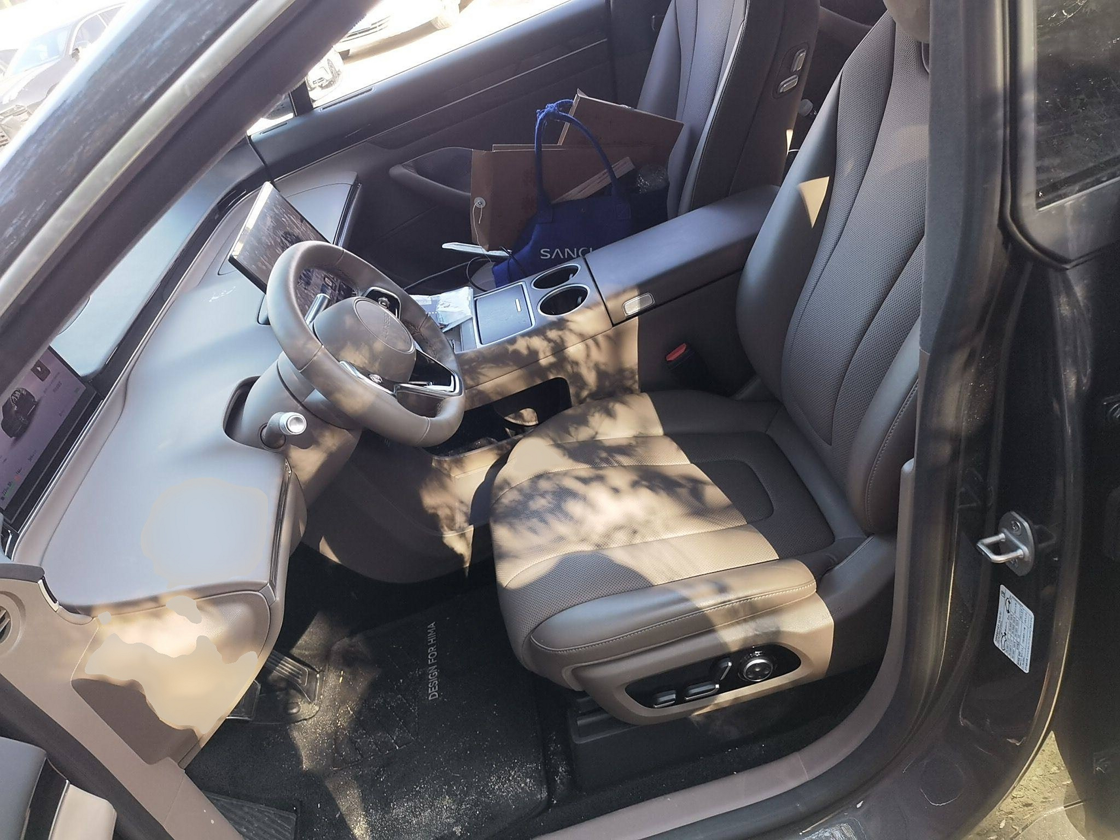 المقاعد الأمامية داخل السيارة