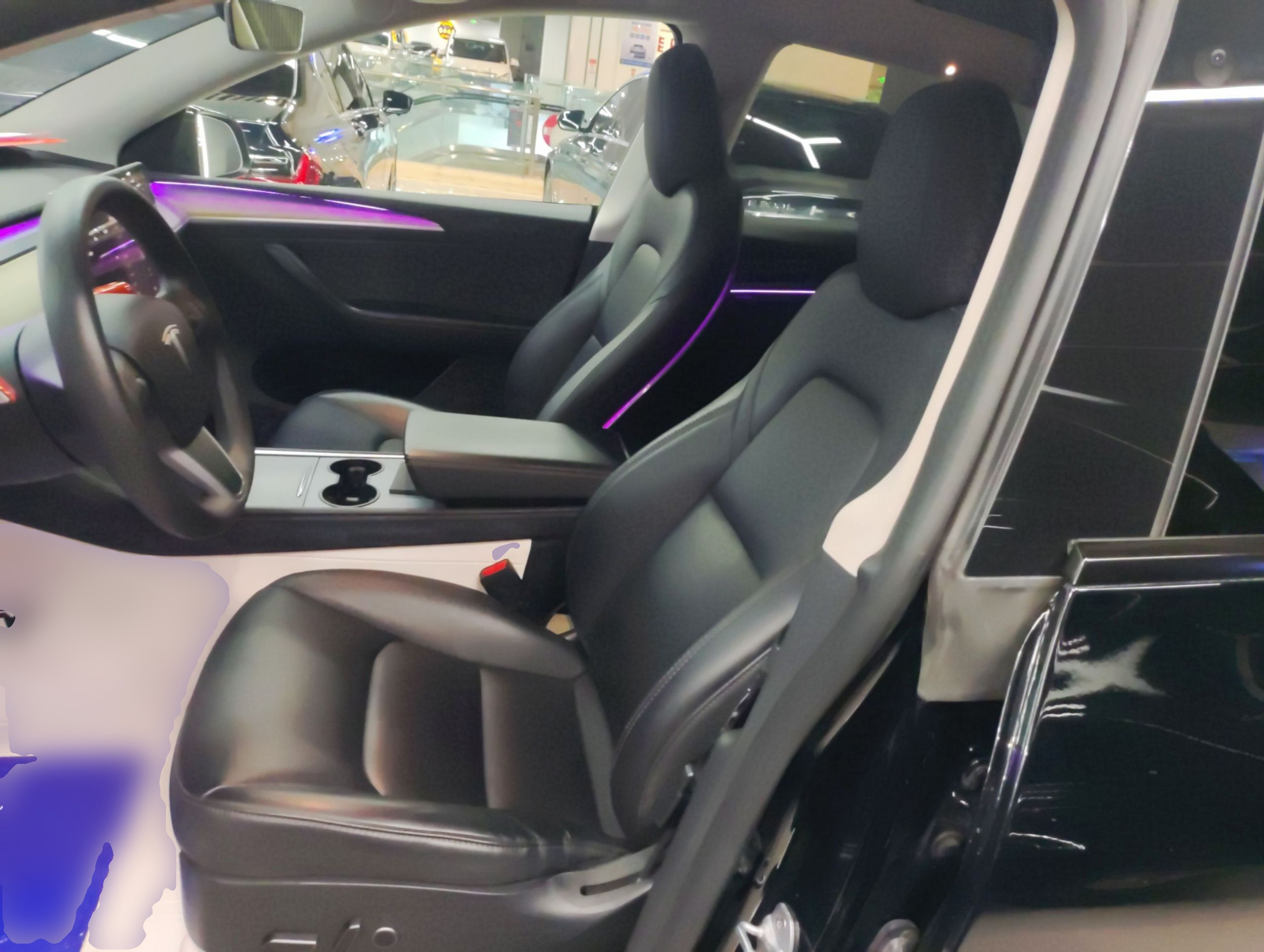 المقاعد الأمامية داخل السيارة