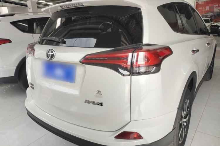 Used Toyota RAV4 2016 2.0L CVT Two-Wheel Drive Fashion Edition China V Standard
