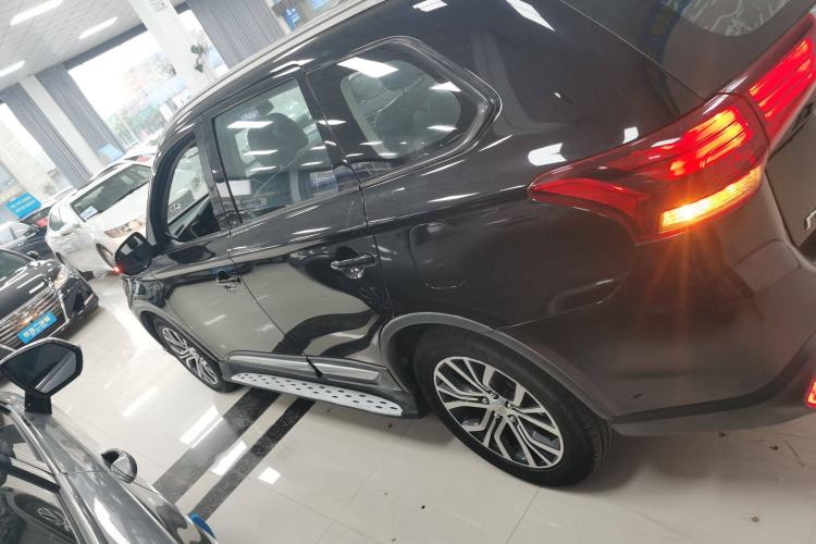 Used Mitsubishi Outlander 2018 2.0L Two-Wheel-Drive Jiale Edition 7-Seater
