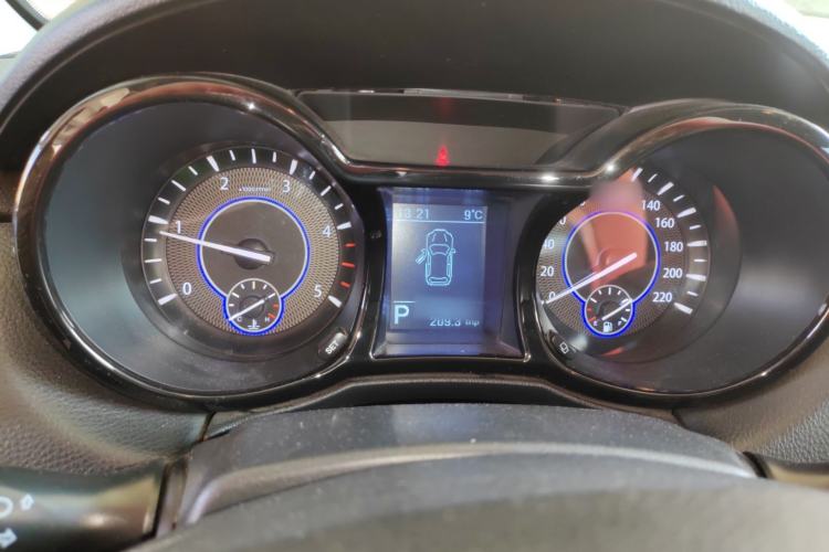 Used JMC Yusheng S350 2014 2.4T Automatic 2WD Diesel Luxury Version with Sunroof 5 Seats
