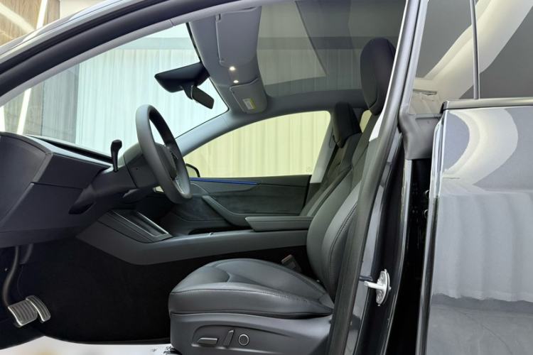 Used Tesla Model Y 2025 Long-Range All-Wheel-Drive Version
