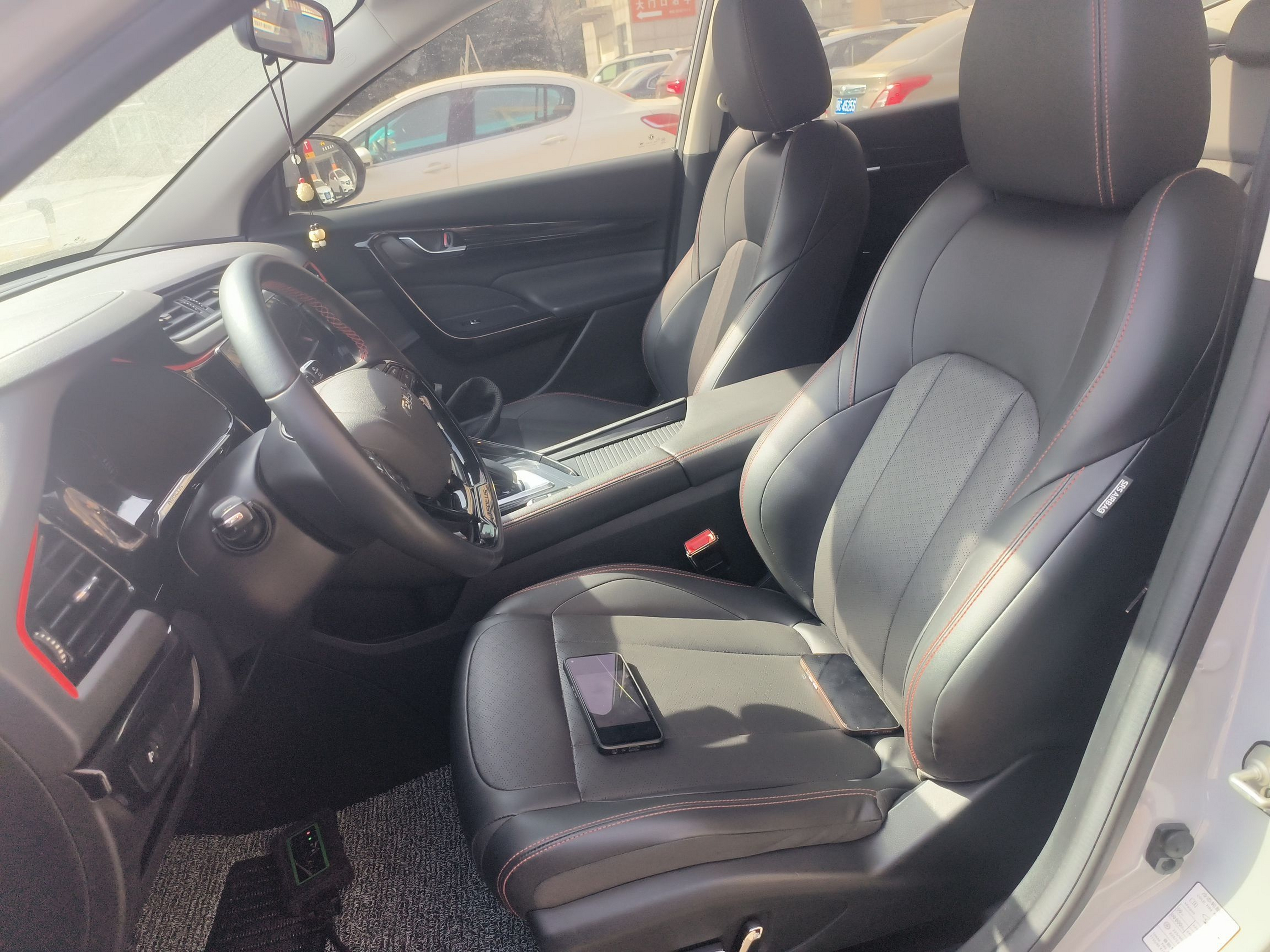 المقاعد الأمامية داخل السيارة