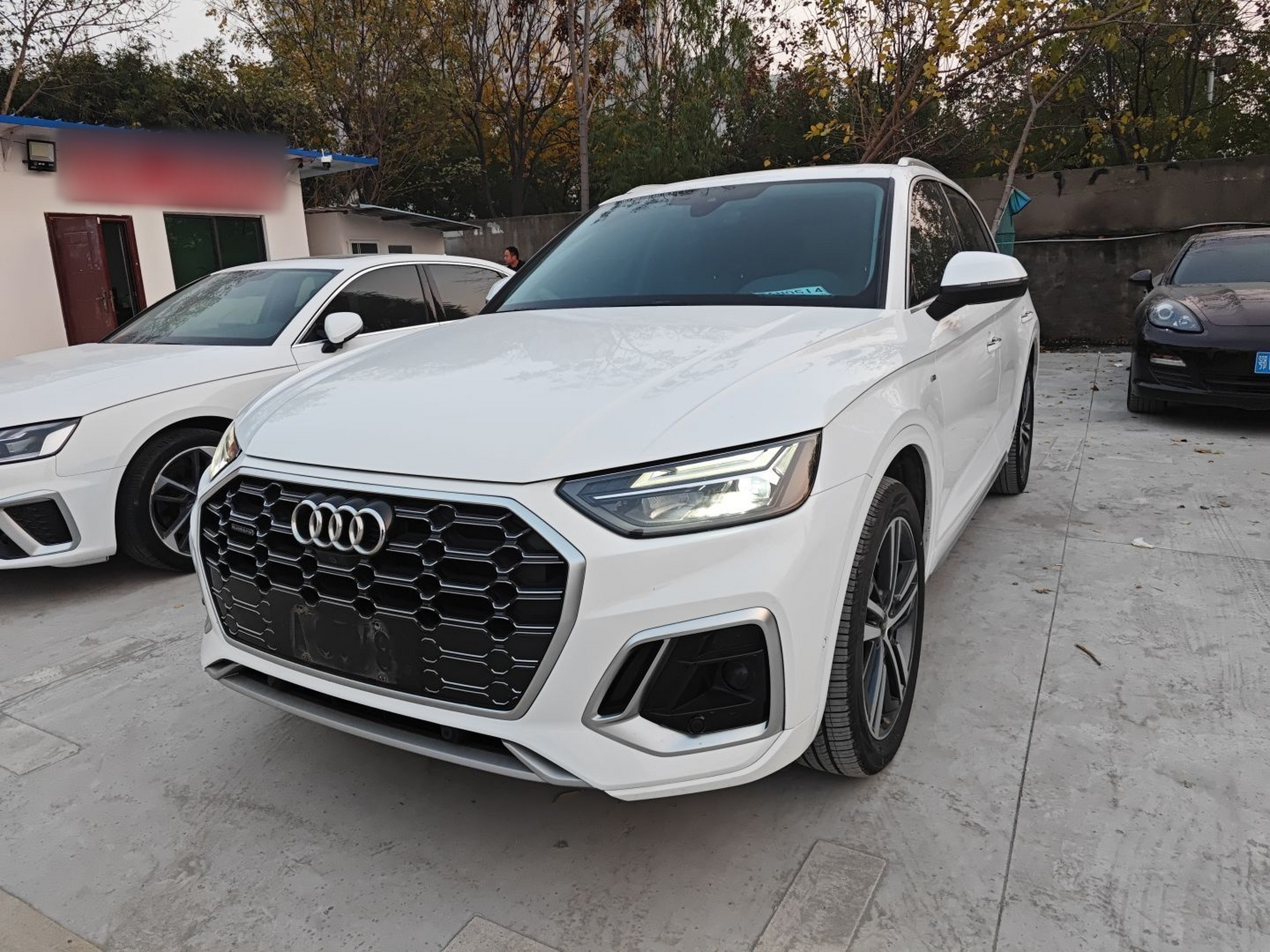 Под передней частью автомобиля