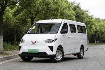 Used Wuling Yangguang 2024 300KM Comfort Version Passenger Van 75kW