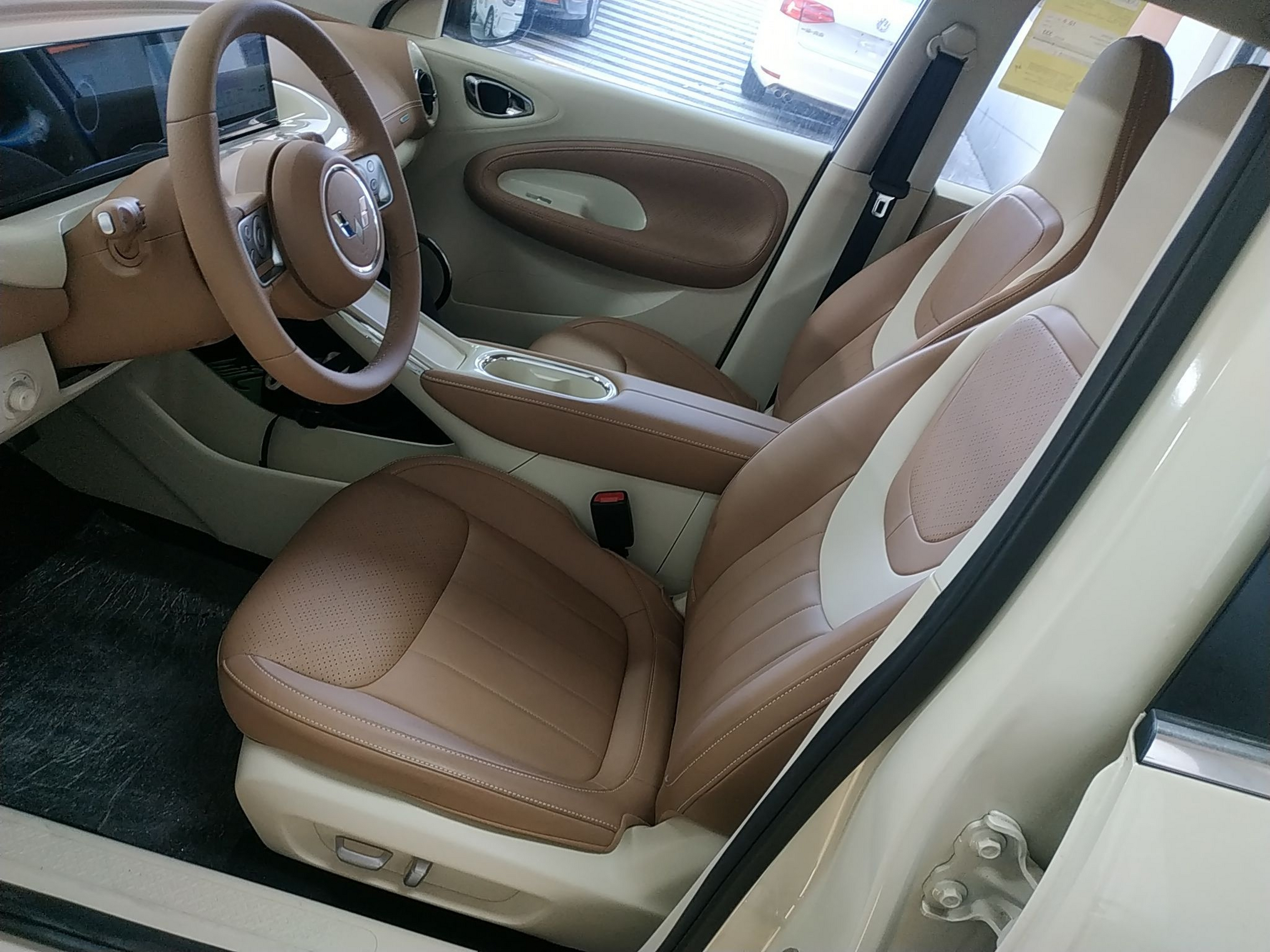 المقاعد الأمامية داخل السيارة