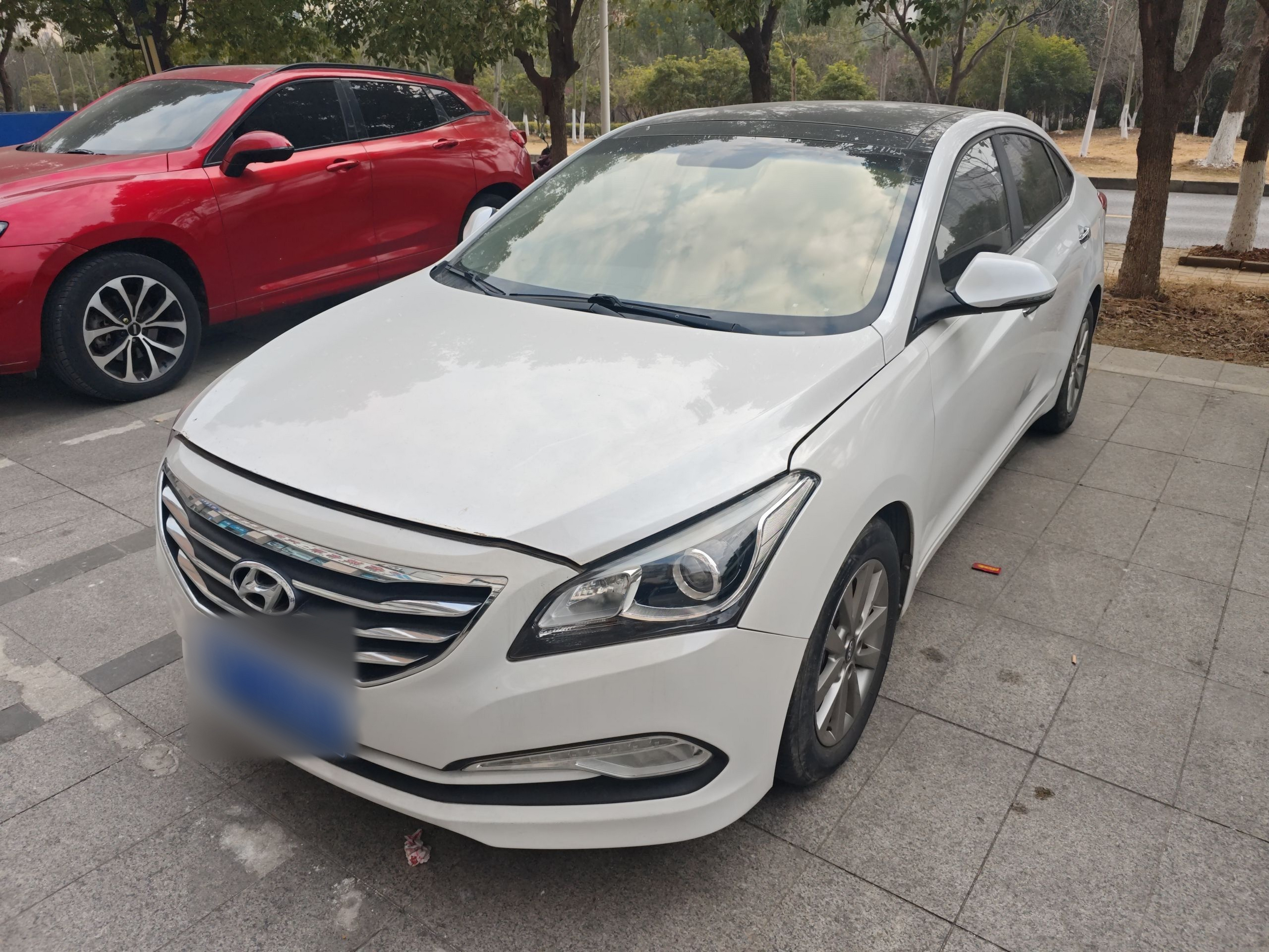 Под передней частью автомобиля