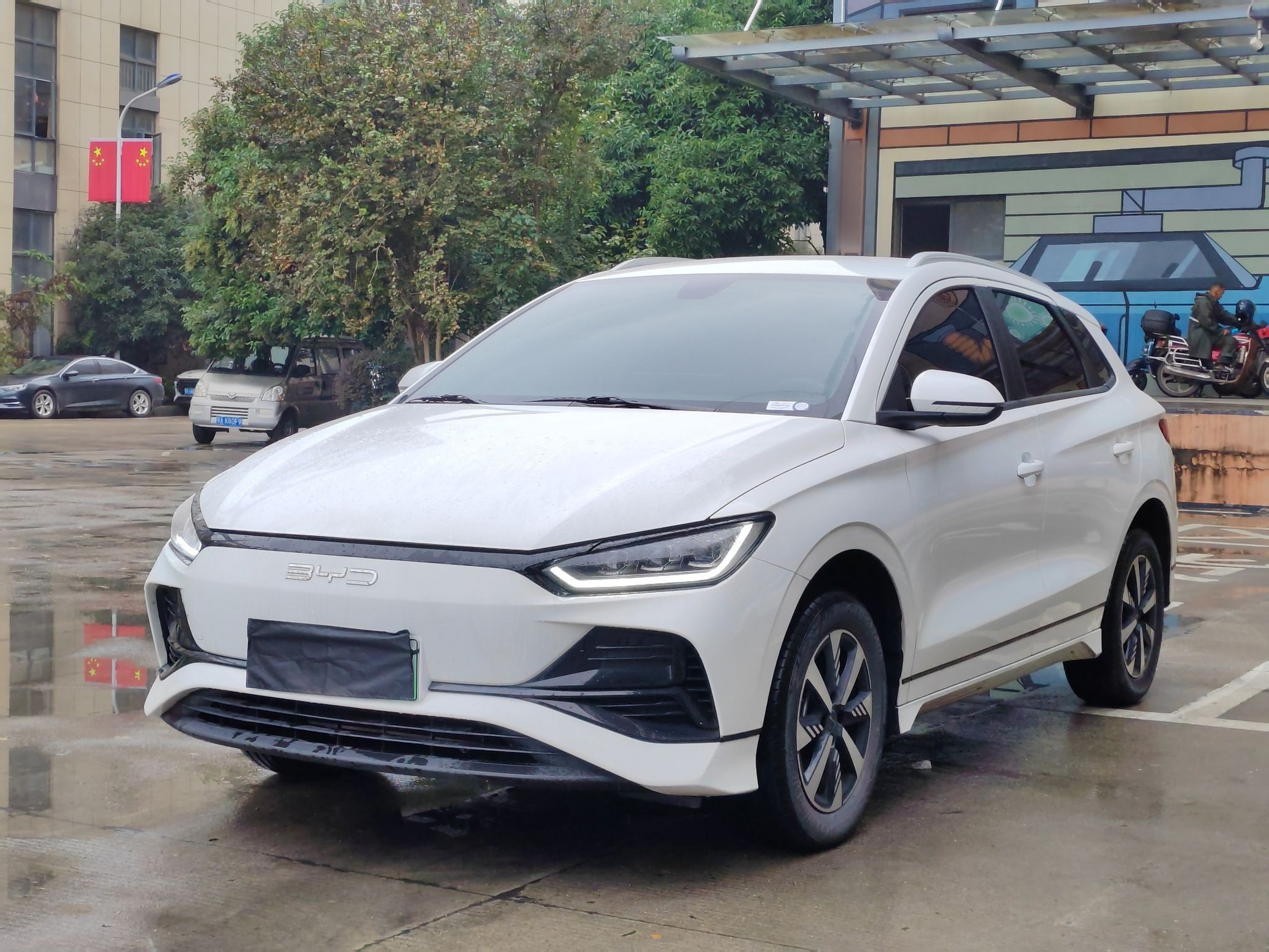 Под передней частью автомобиля