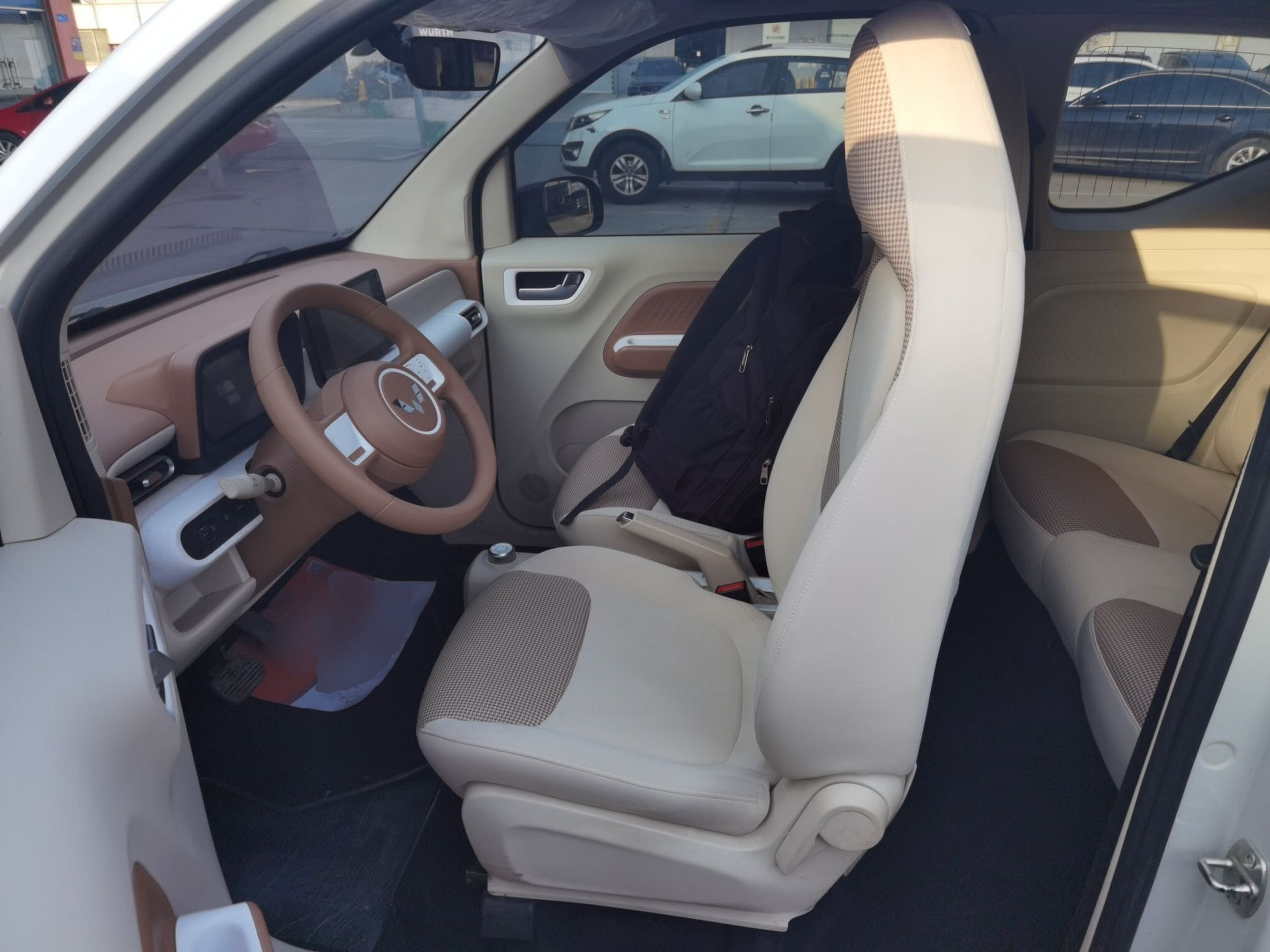 Переднее сиденье в автомобиле