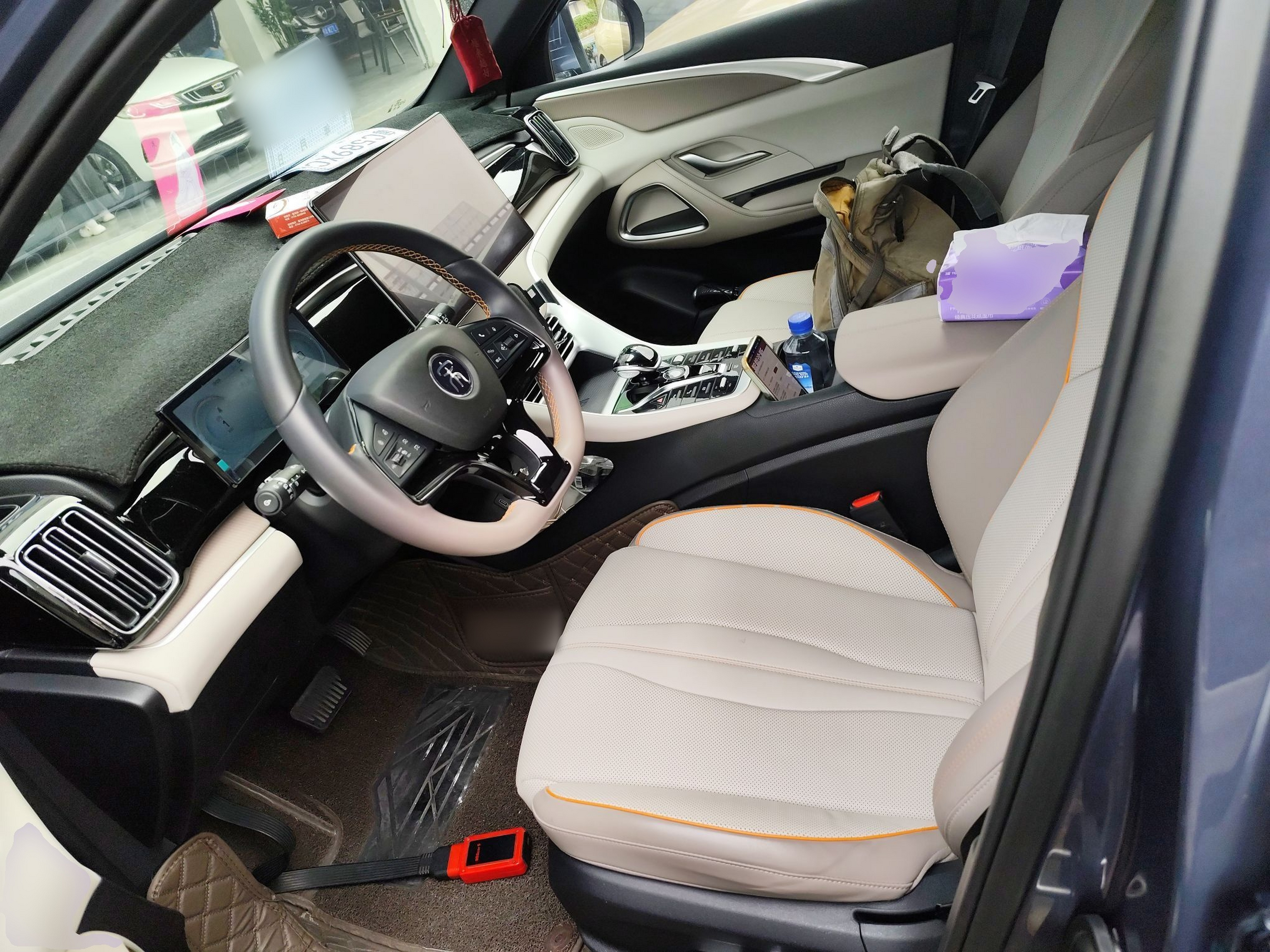 المقاعد الأمامية داخل السيارة