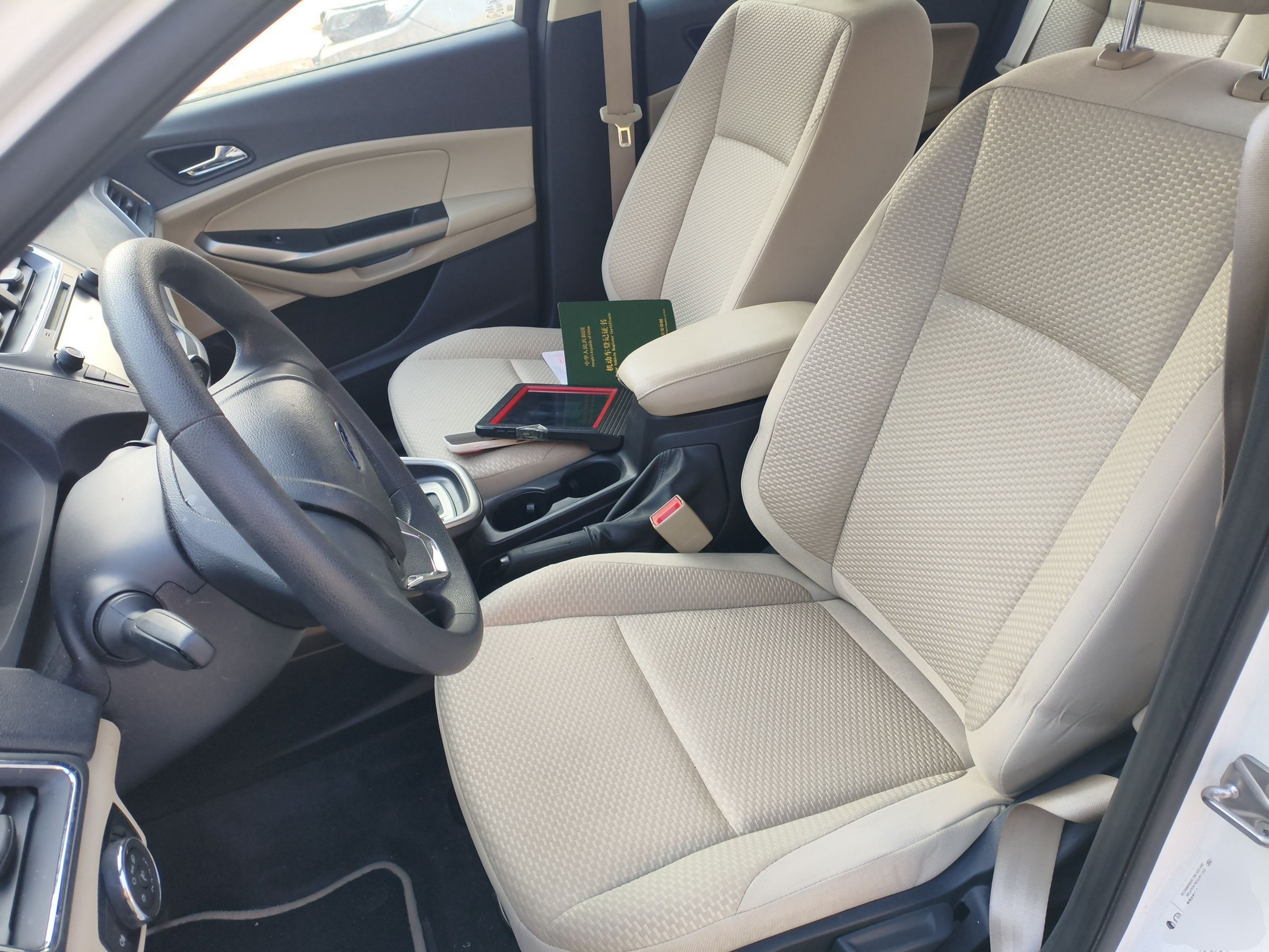 المقاعد الأمامية داخل السيارة