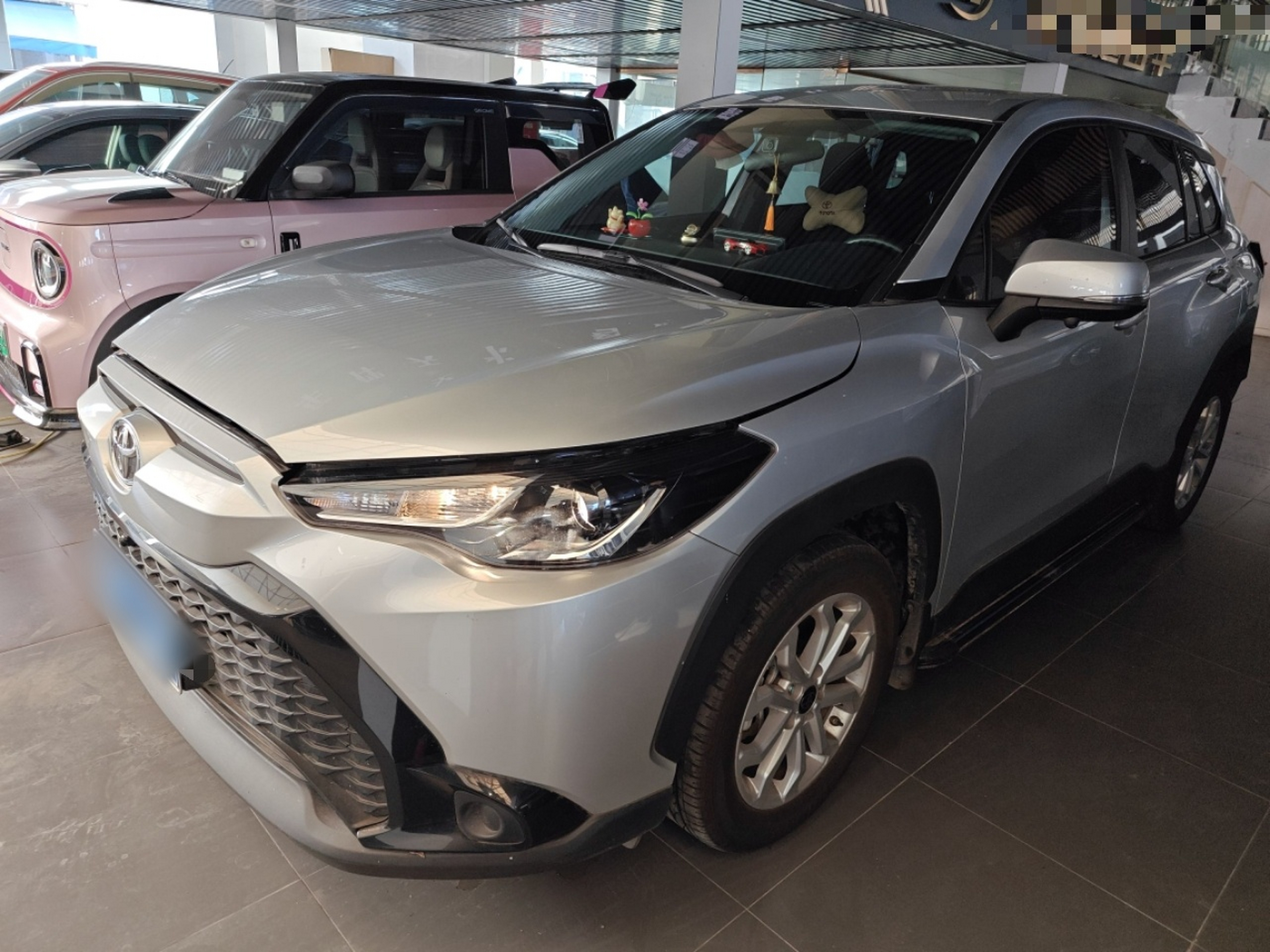 تحت مقدمة السيارة