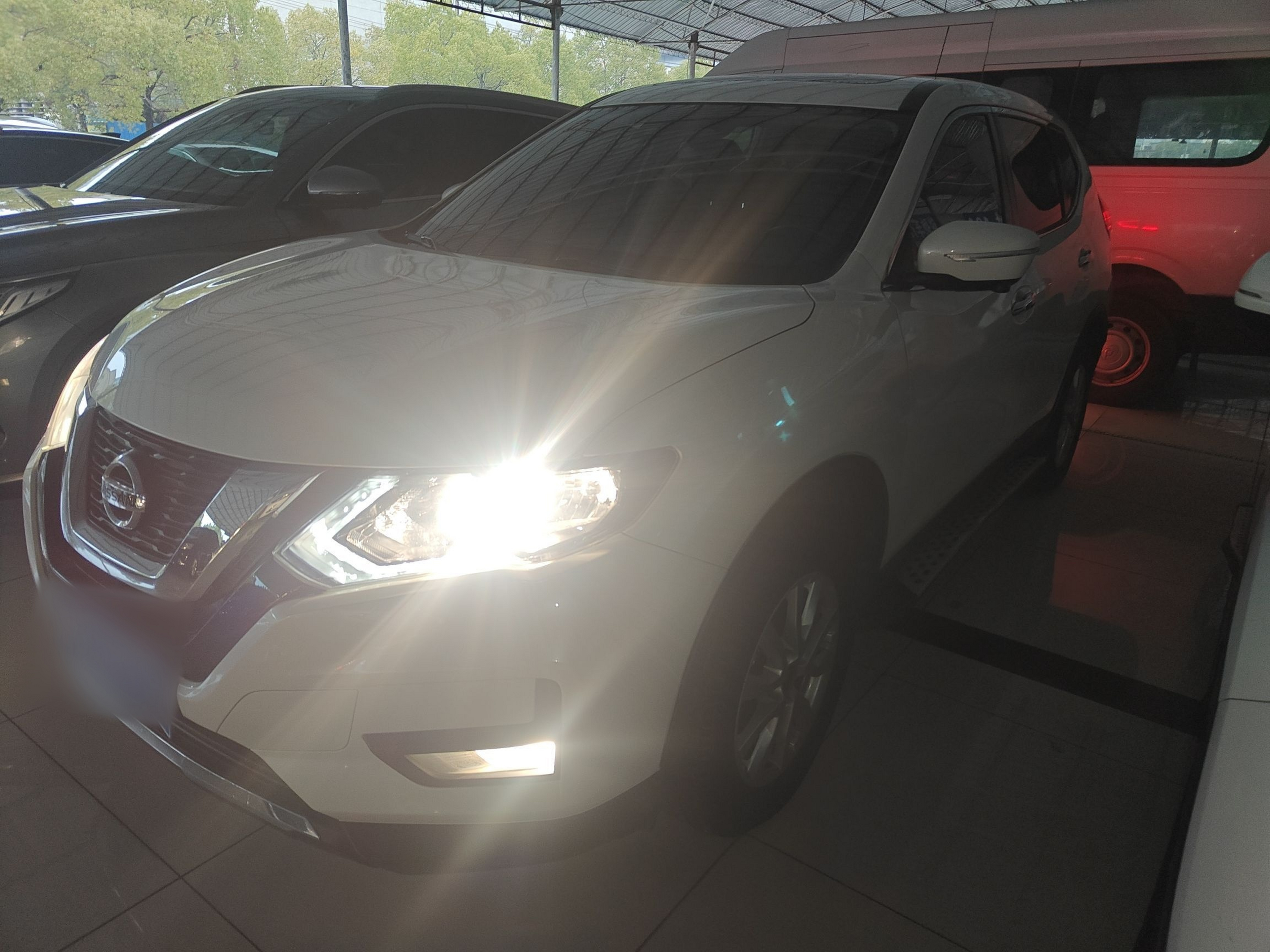 Под передней частью автомобиля